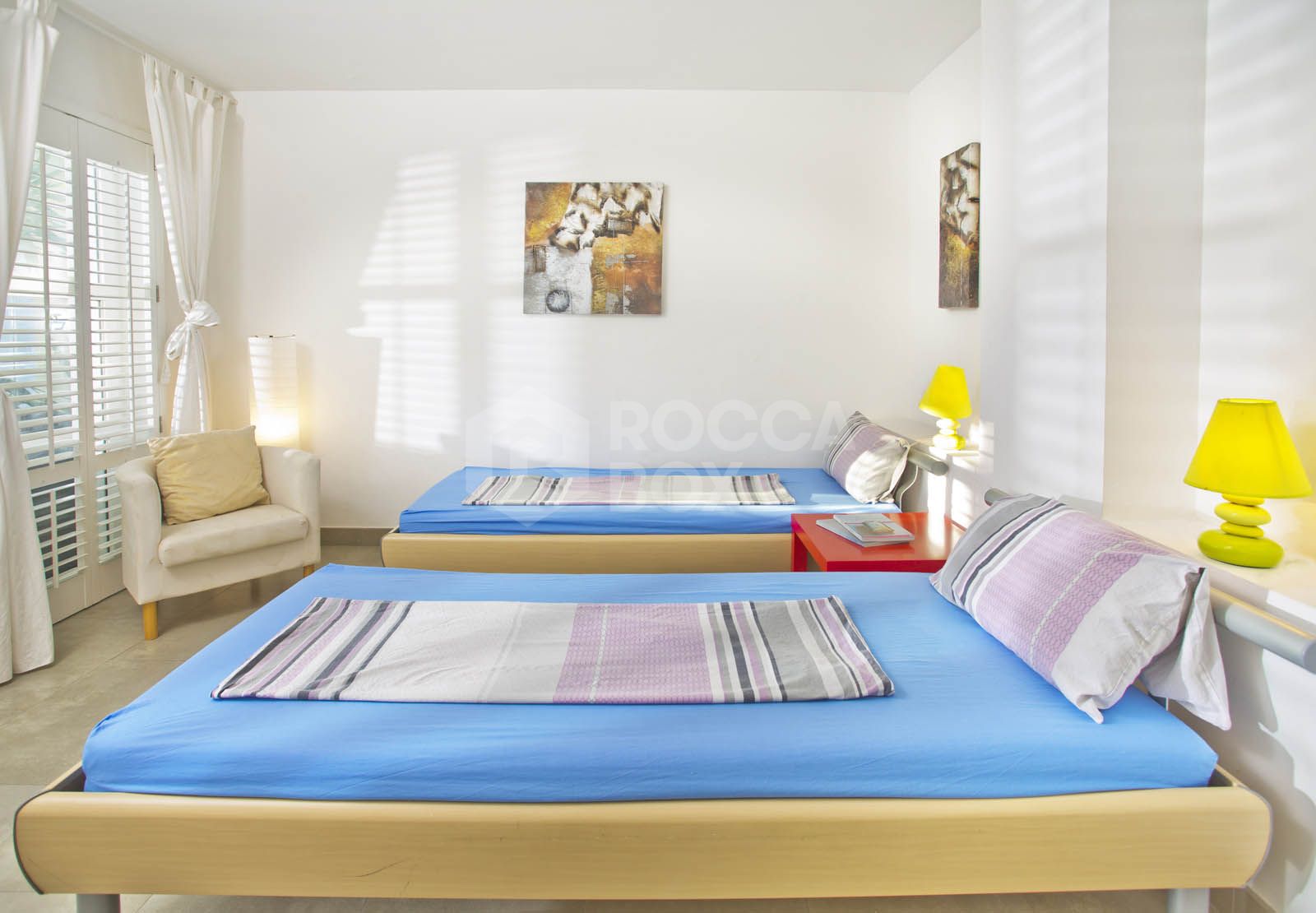 Nestled in lush green surroundings and just a short walk from Elviria's amenities, this unique villa is an ideal opportunity for both living and business.