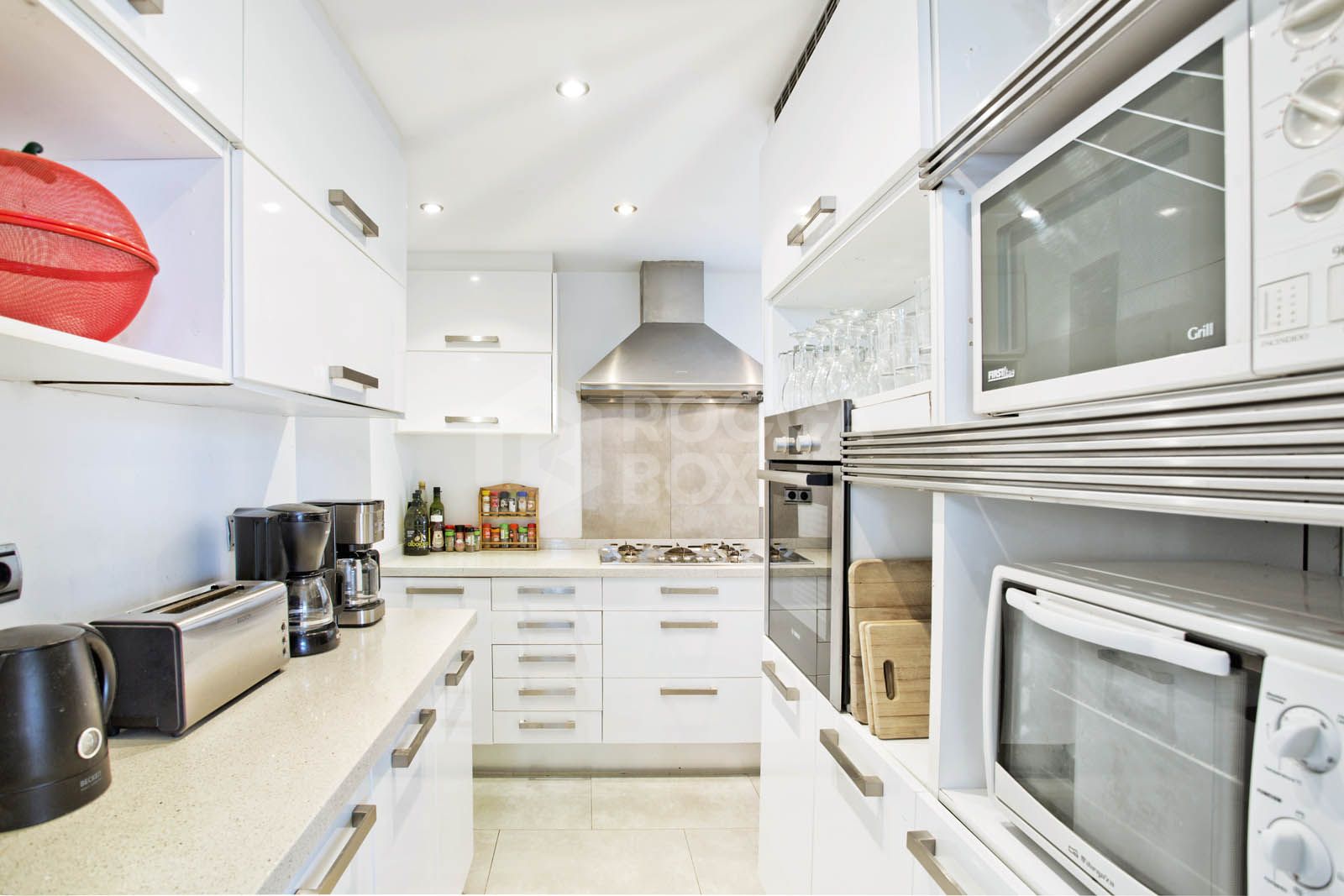 Nestled in lush green surroundings and just a short walk from Elviria's amenities, this unique villa is an ideal opportunity for both living and business.