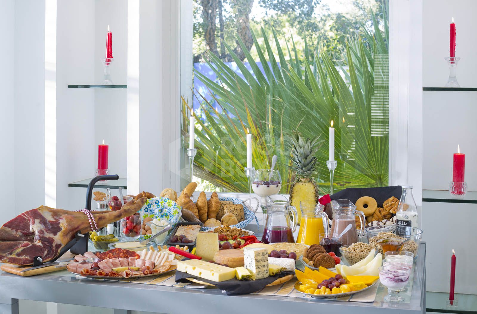 Nestled in lush green surroundings and just a short walk from Elviria's amenities, this unique villa is an ideal opportunity for both living and business.