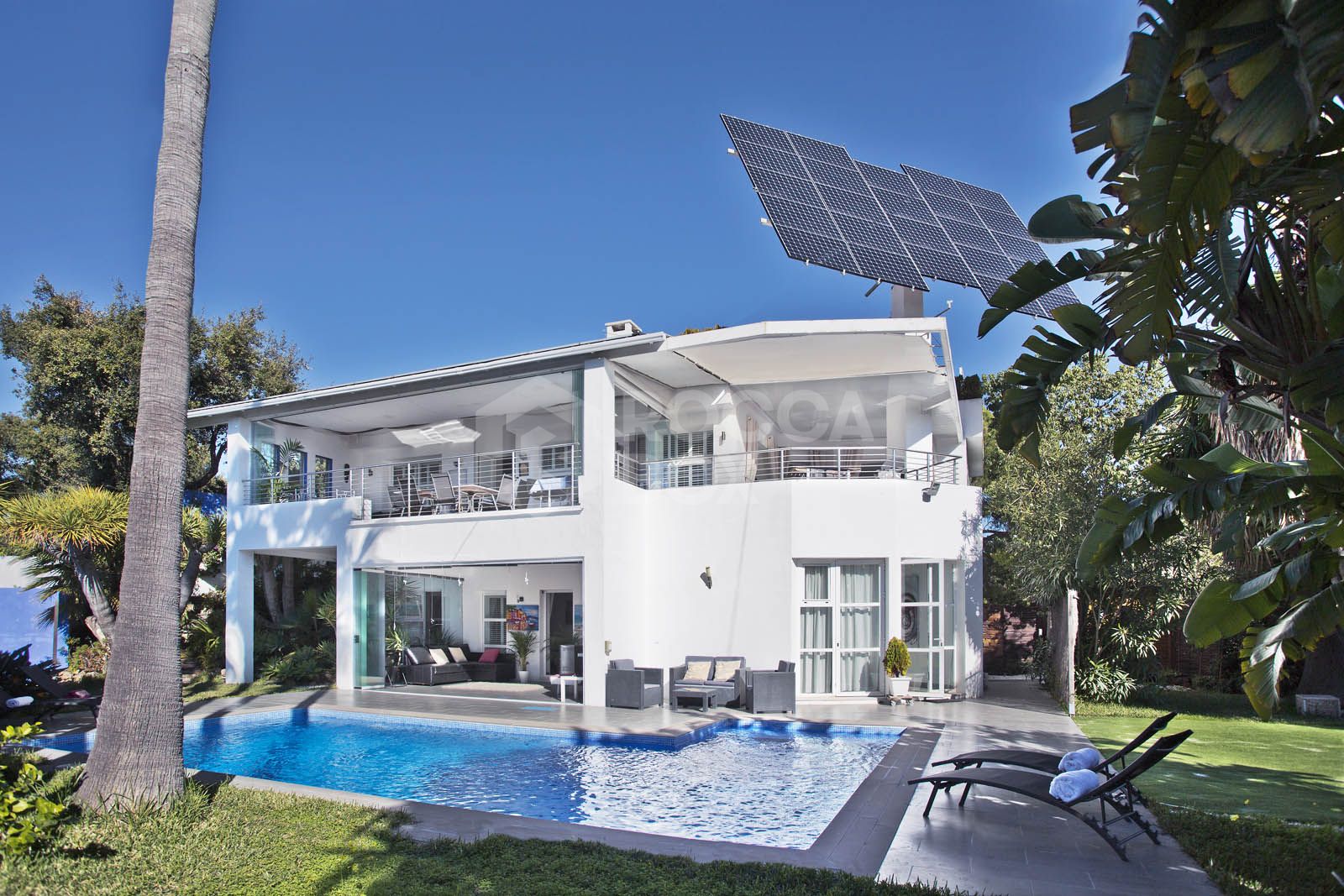 Nestled in lush green surroundings and just a short walk from Elviria's amenities, this unique villa is an ideal opportunity for both living and business.