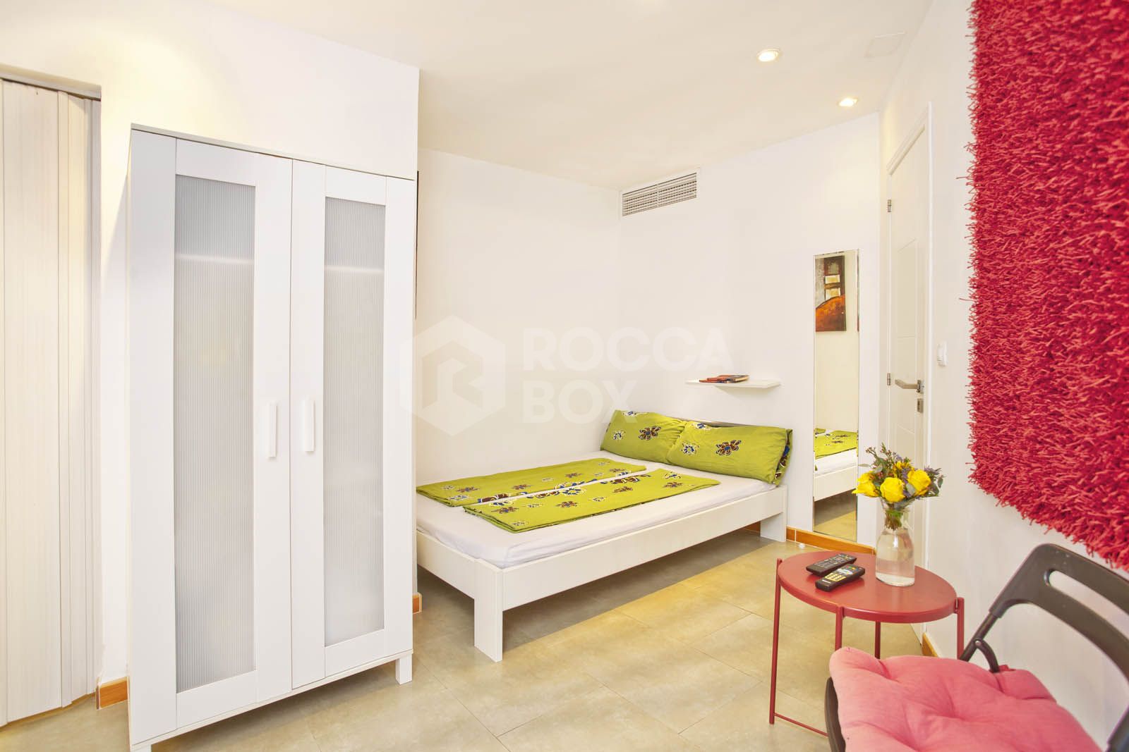 Nestled in lush green surroundings and just a short walk from Elviria's amenities, this unique villa is an ideal opportunity for both living and business.