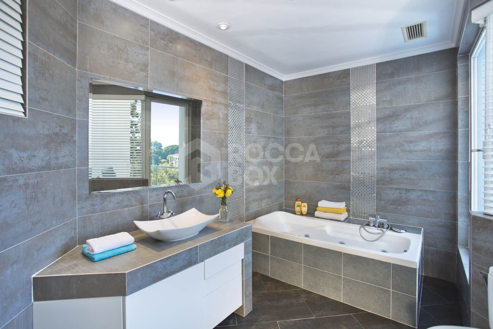 Nestled in lush green surroundings and just a short walk from Elviria's amenities, this unique villa is an ideal opportunity for both living and business.