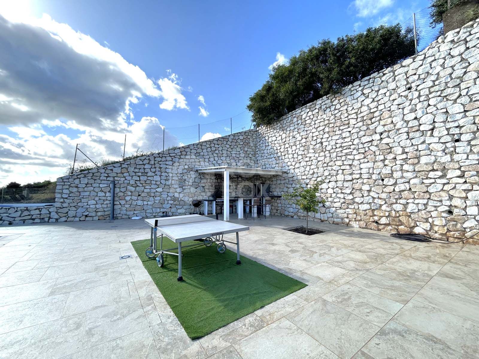 Located in the beautiful area of El Faro, Mijas, this stunning villa offers the perfect blend of luxury and convenience. Just minutes from shops, restaurants, and the beach, the villa provides a peaceful yet accessible retreat. With...