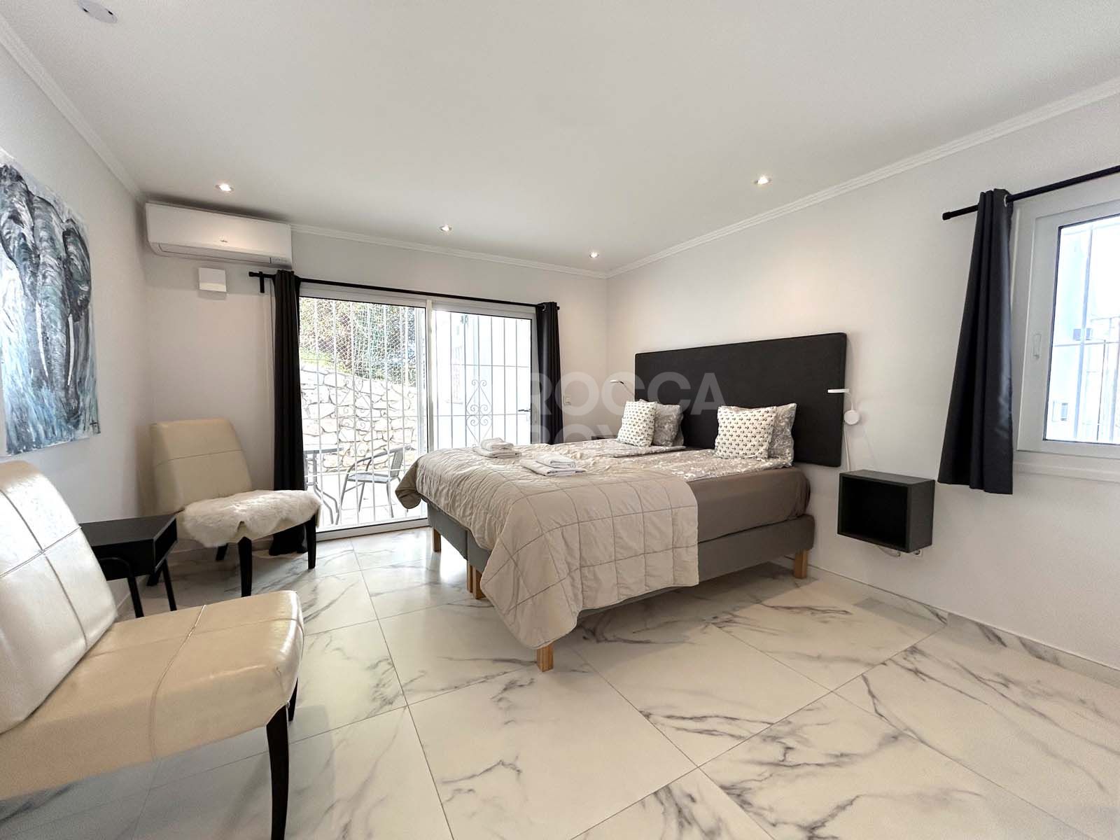 Located in the beautiful area of El Faro, Mijas, this stunning villa offers the perfect blend of luxury and convenience. Just minutes from shops, restaurants, and the beach, the villa provides a peaceful yet accessible retreat. With...