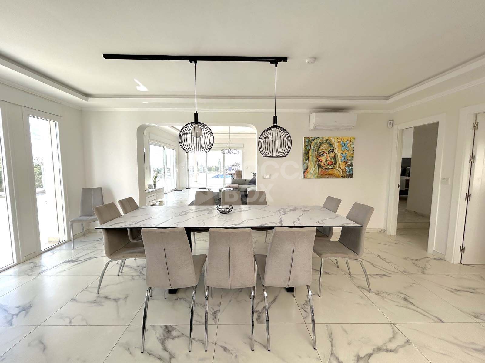 Located in the beautiful area of El Faro, Mijas, this stunning villa offers the perfect blend of luxury and convenience. Just minutes from shops, restaurants, and the beach, the villa provides a peaceful yet accessible retreat. With...