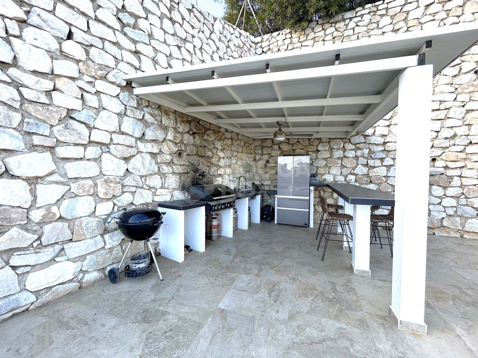 Located in the beautiful area of El Faro, Mijas, this stunning villa offers the perfect blend of luxury and convenience. Just minutes from shops, restaurants, and the beach, the villa provides a peaceful yet accessible retreat. With...