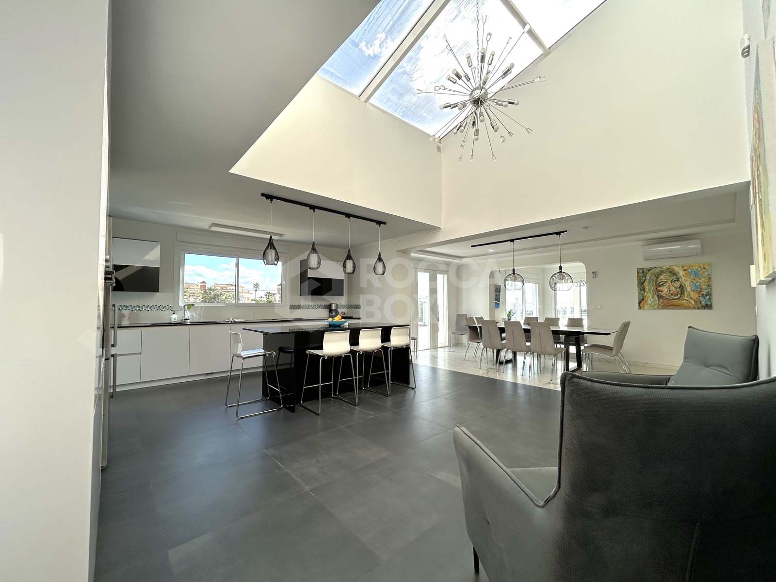 Located in the beautiful area of El Faro, Mijas, this stunning villa offers the perfect blend of luxury and convenience. Just minutes from shops, restaurants, and the beach, the villa provides a peaceful yet accessible retreat. With...