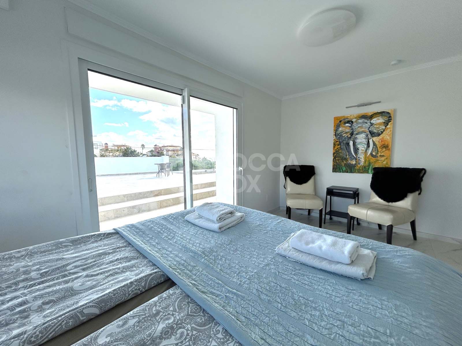 Located in the beautiful area of El Faro, Mijas, this stunning villa offers the perfect blend of luxury and convenience. Just minutes from shops, restaurants, and the beach, the villa provides a peaceful yet accessible retreat. With...