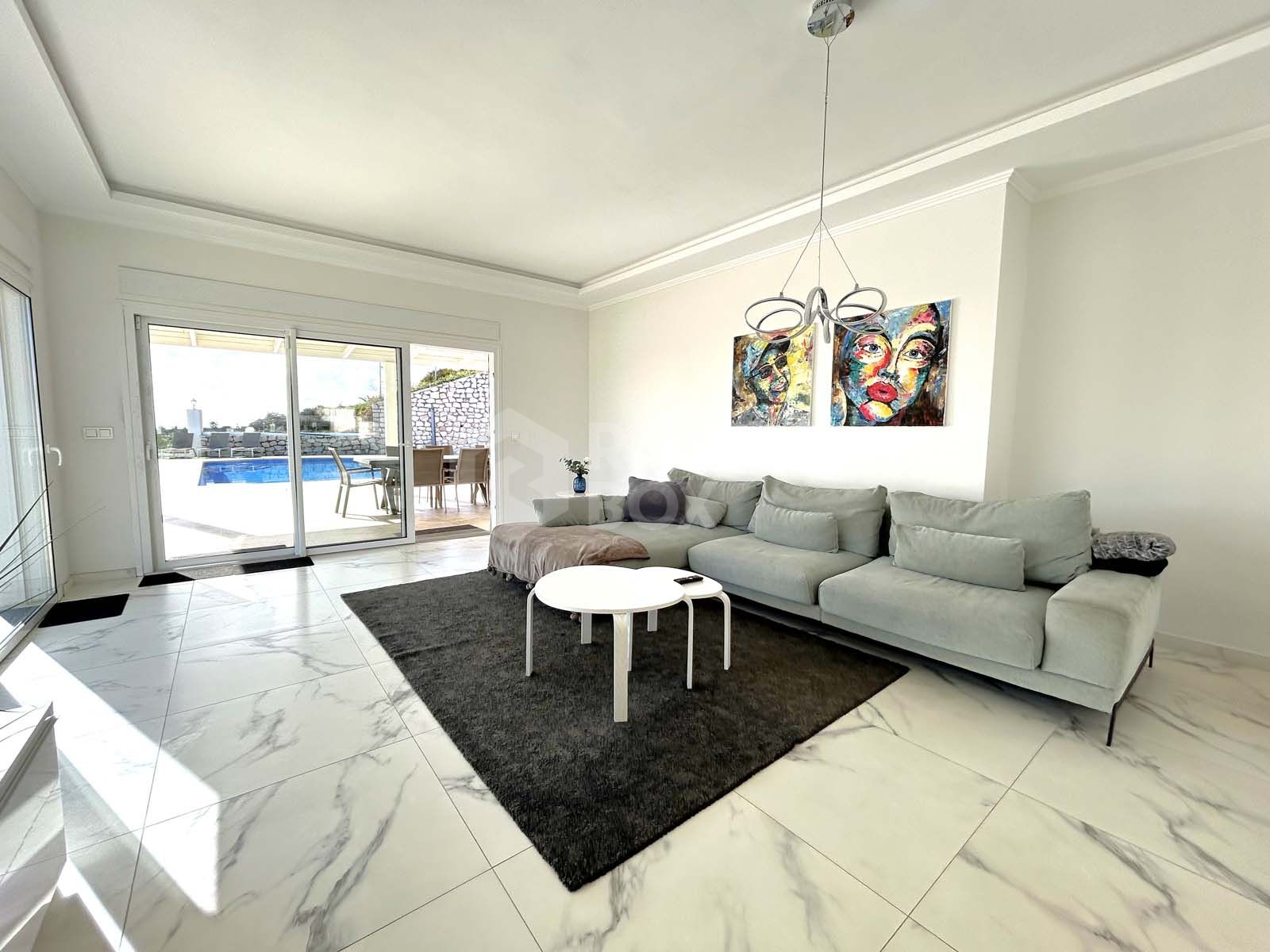 Located in the beautiful area of El Faro, Mijas, this stunning villa offers the perfect blend of luxury and convenience. Just minutes from shops, restaurants, and the beach, the villa provides a peaceful yet accessible retreat. With...