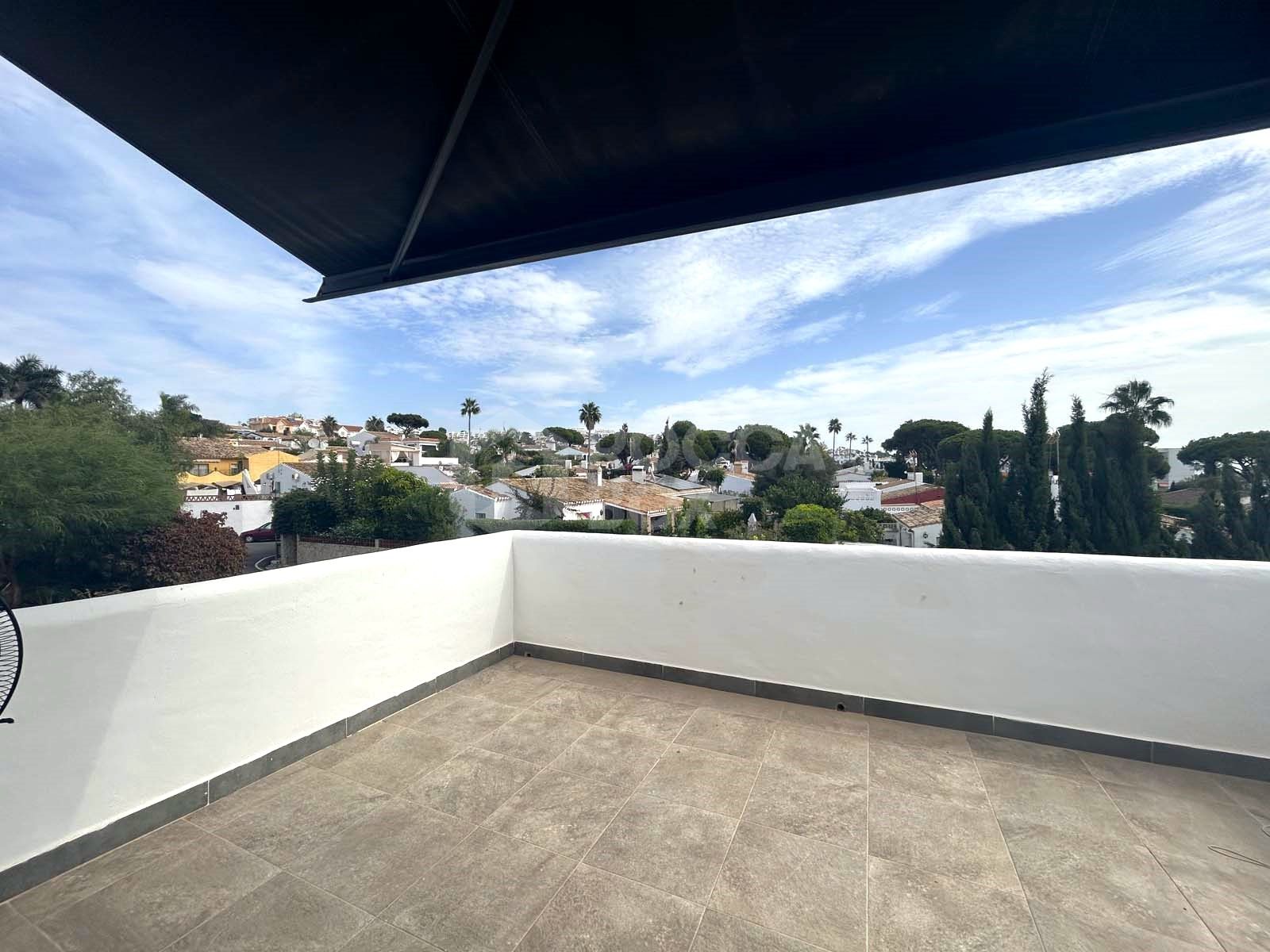 This beautiful 4-bedroom, 3-bathroom villa in Calahonda, Mijas, offers an unbeatable location. Situated close to all essential amenities, public transport, shops, and restaurants, it's perfect for convenient living. The beach is just a...