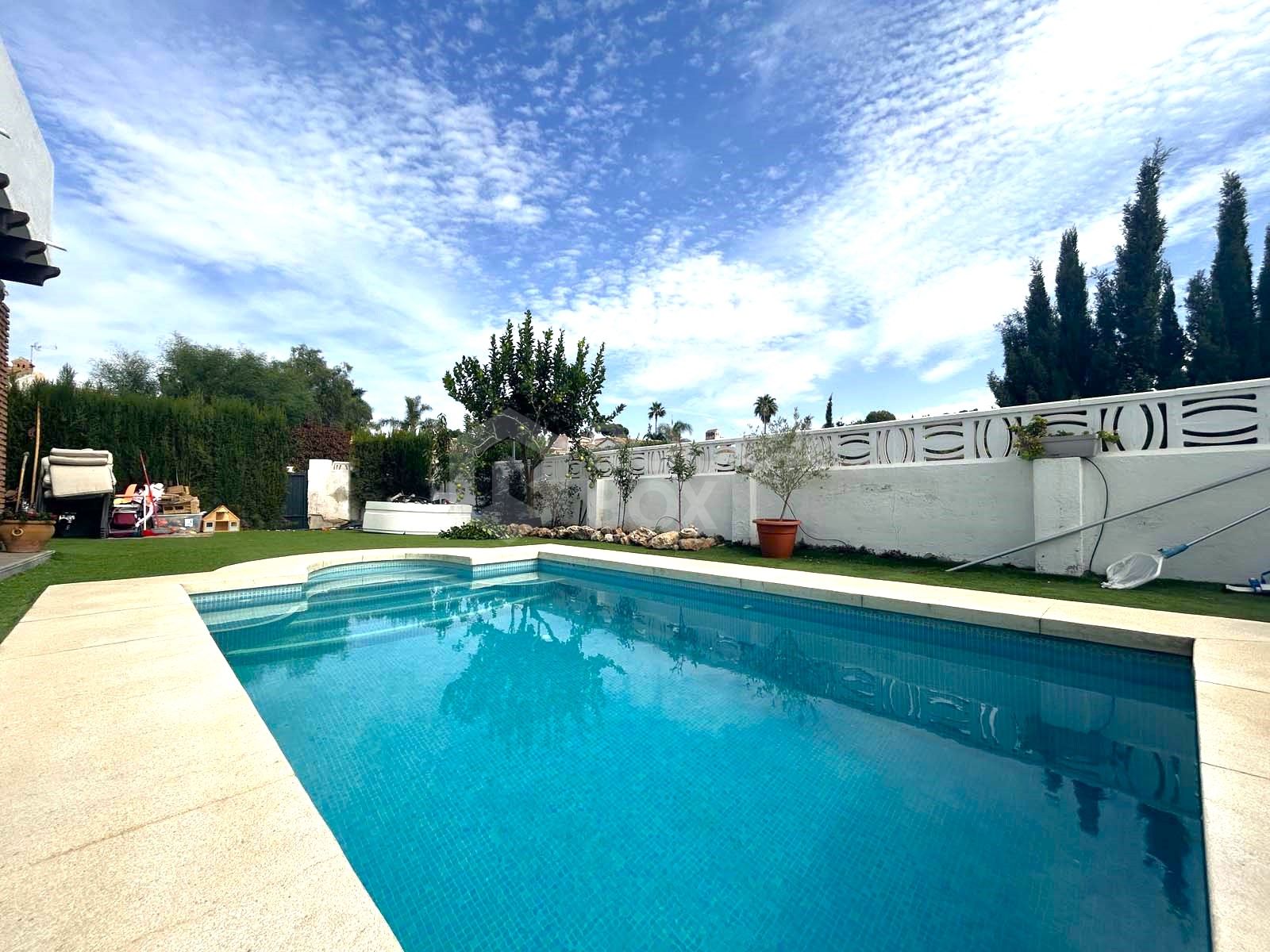 This beautiful 4-bedroom, 3-bathroom villa in Calahonda, Mijas, offers an unbeatable location. Situated close to all essential amenities, public transport, shops, and restaurants, it's perfect for convenient living. The beach is just a...