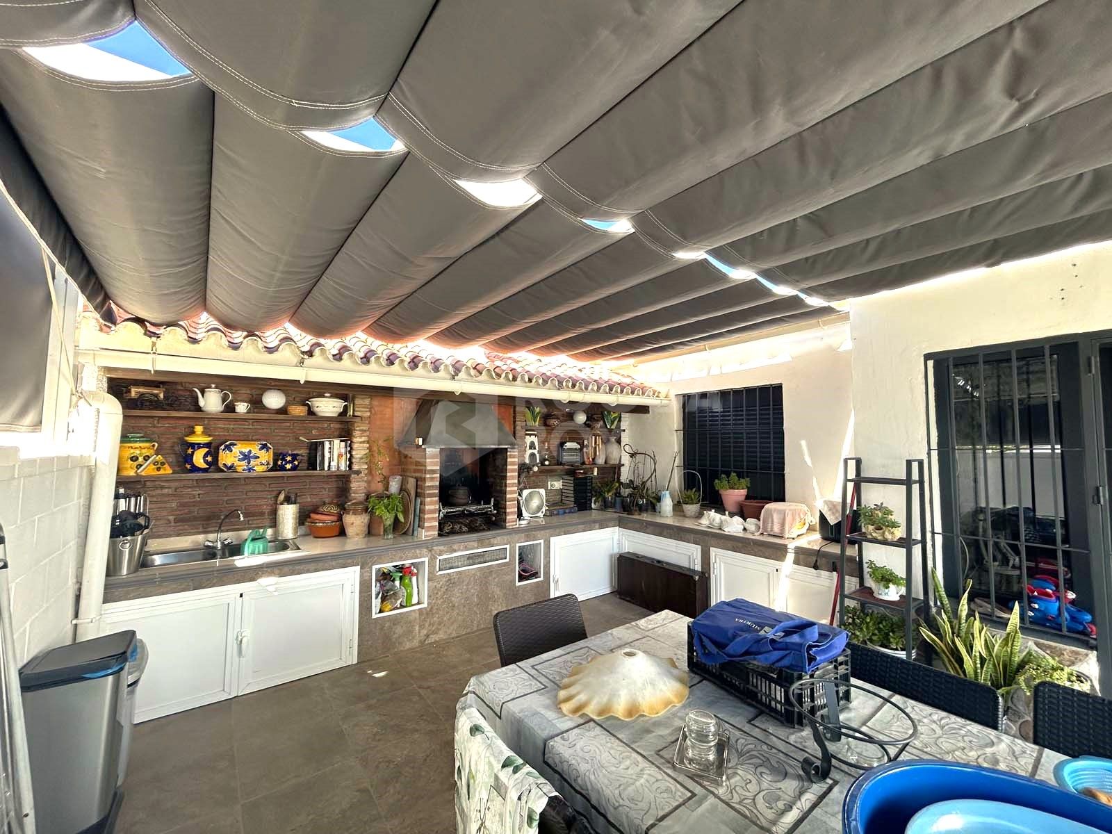 This beautiful 4-bedroom, 3-bathroom villa in Calahonda, Mijas, offers an unbeatable location. Situated close to all essential amenities, public transport, shops, and restaurants, it's perfect for convenient living. The beach is just a...