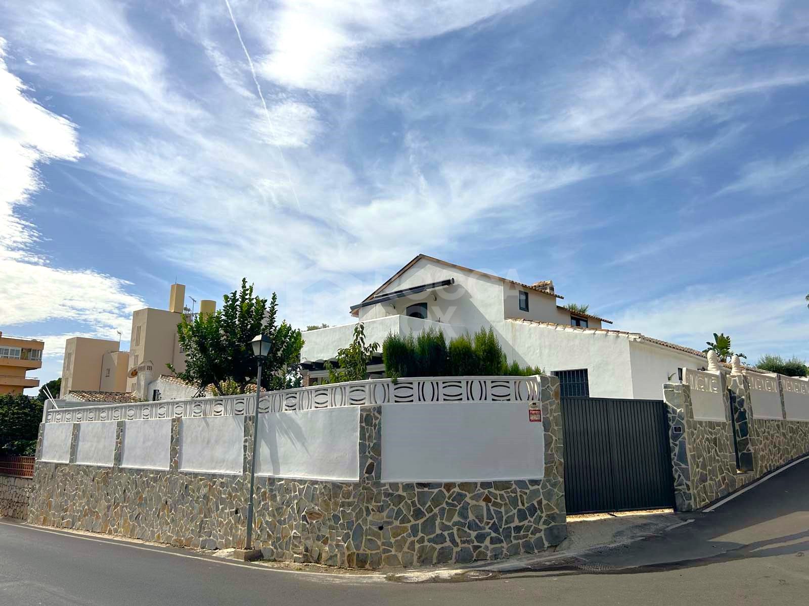 This beautiful 4-bedroom, 3-bathroom villa in Calahonda, Mijas, offers an unbeatable location. Situated close to all essential amenities, public transport, shops, and restaurants, it's perfect for convenient living. The beach is just a...