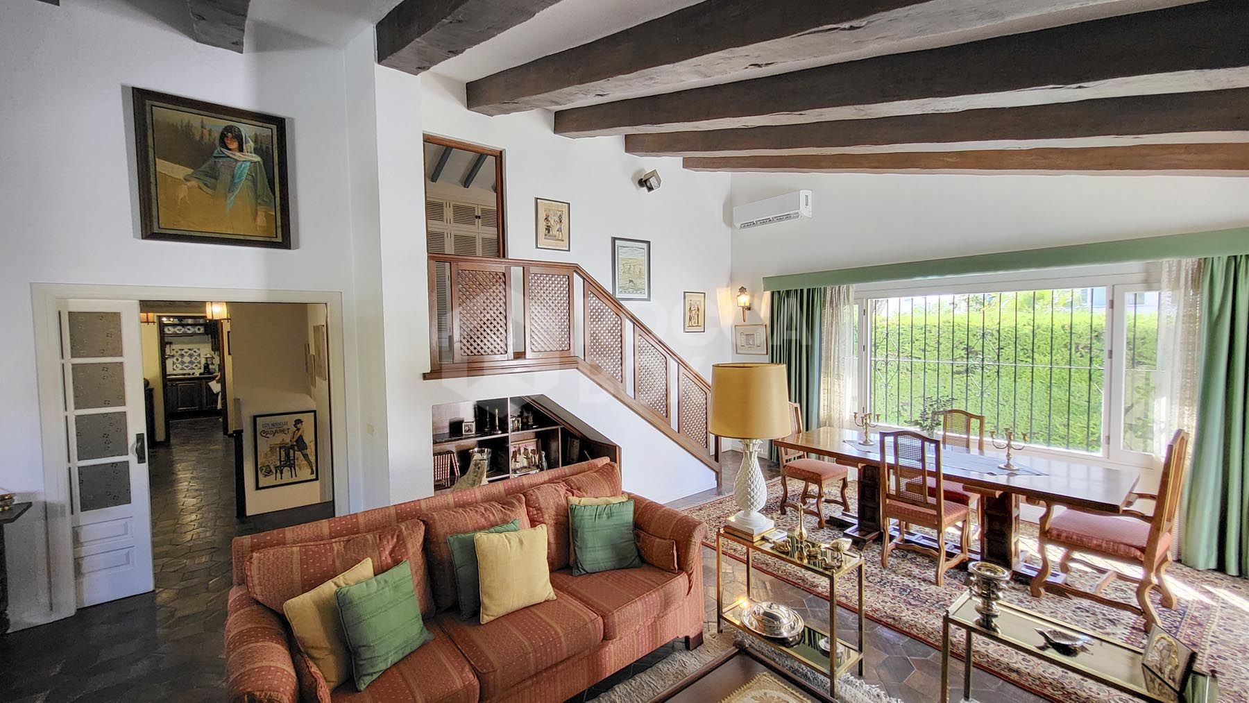 A rare opportunity to own a 3 bedroom villa in the heart of Fuengirola, just steps from the beach and all amenities yet set on a quiet street. This bright and airy home, filled with natural light from its many windows, features a spacious...