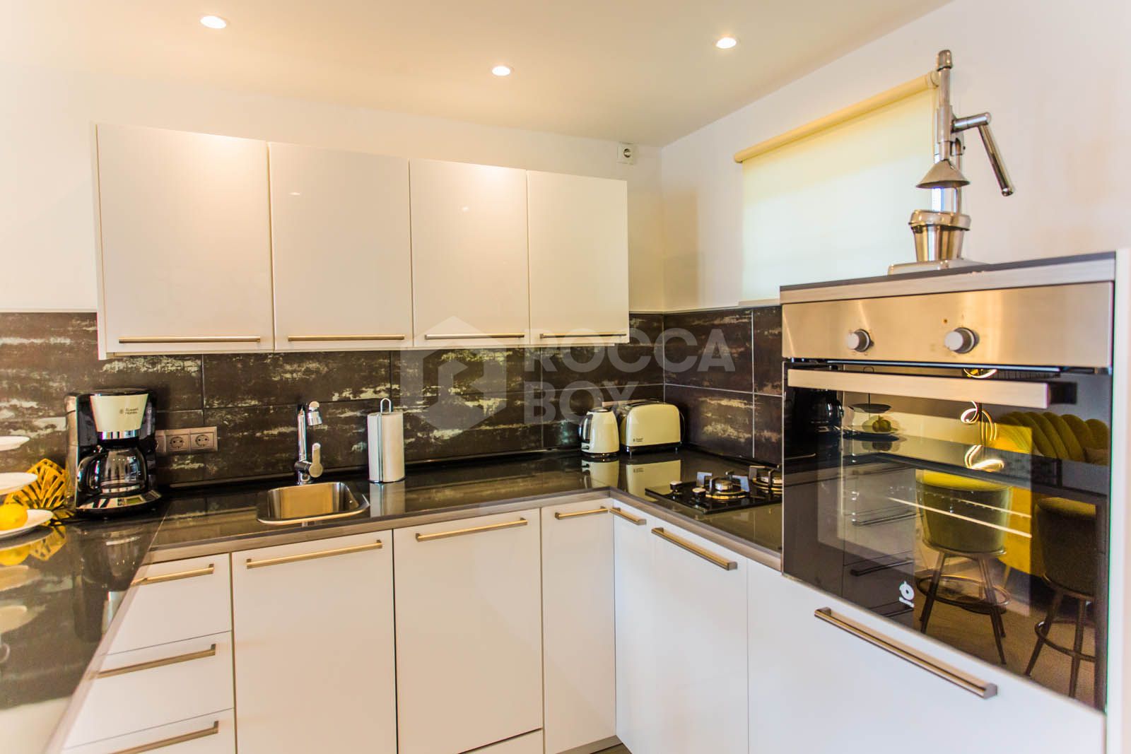 Discover this beautifully renovated studio nestled in the sought-after area of Marbesa, just a short 10-minute stroll from the stunning beach and vibrant bars and restaurants.