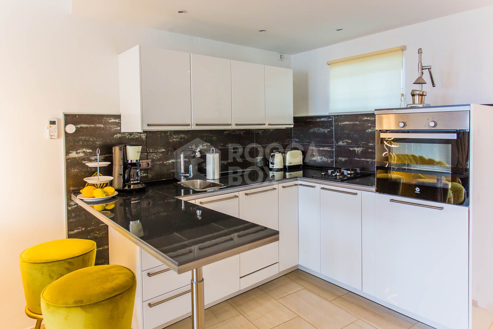 Discover this beautifully renovated studio nestled in the sought-after area of Marbesa, just a short 10-minute stroll from the stunning beach and vibrant bars and restaurants.