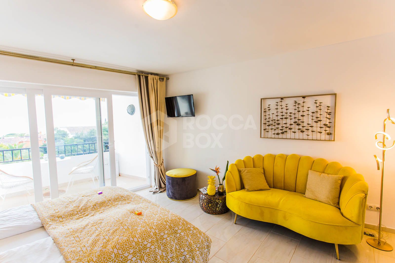 Discover this beautifully renovated studio nestled in the sought-after area of Marbesa, just a short 10-minute stroll from the stunning beach and vibrant bars and restaurants.