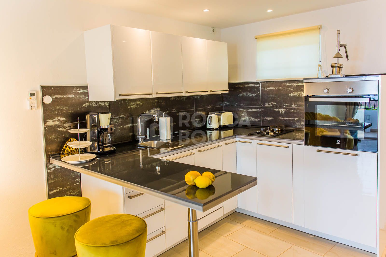 Discover this beautifully renovated studio nestled in the sought-after area of Marbesa, just a short 10-minute stroll from the stunning beach and vibrant bars and restaurants.