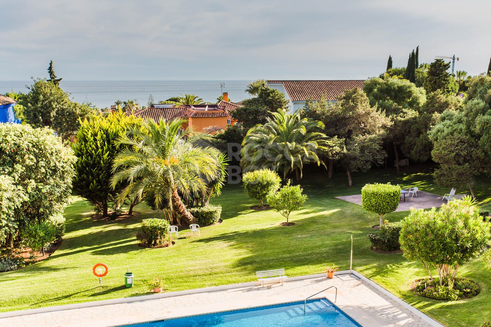 Discover this beautifully renovated studio nestled in the sought-after area of Marbesa, just a short 10-minute stroll from the stunning beach and vibrant bars and restaurants.