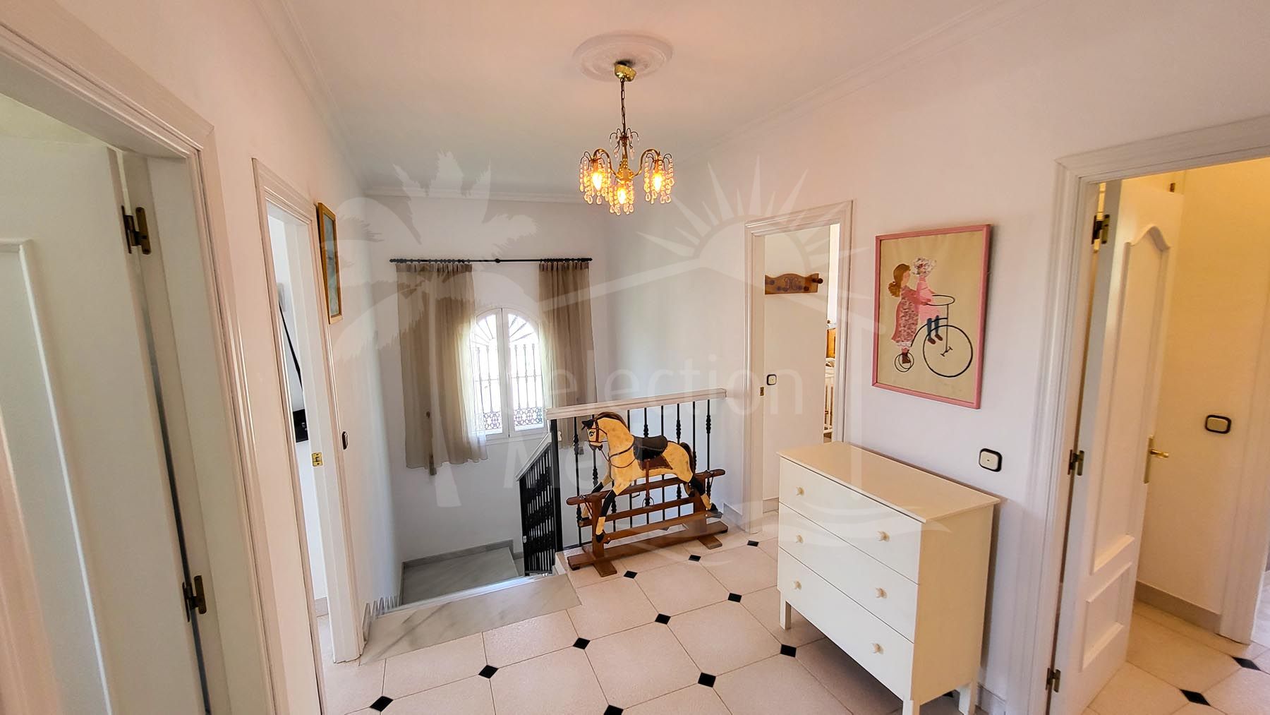 This well-maintained family villa, built by its original owners, offers a fantastic opportunity to live in the highly sought-after area of Elviria, Marbella.