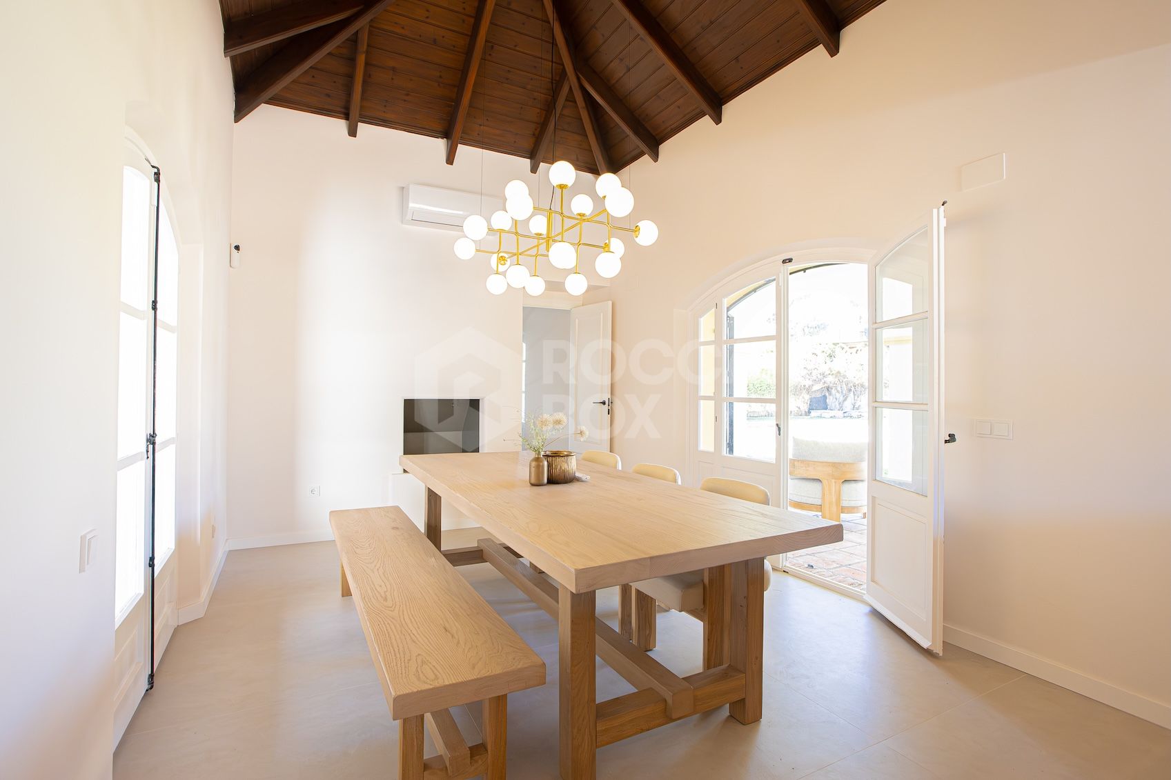 Stunning Newly Renovated 4-Bedroom Villa in El Paraiso