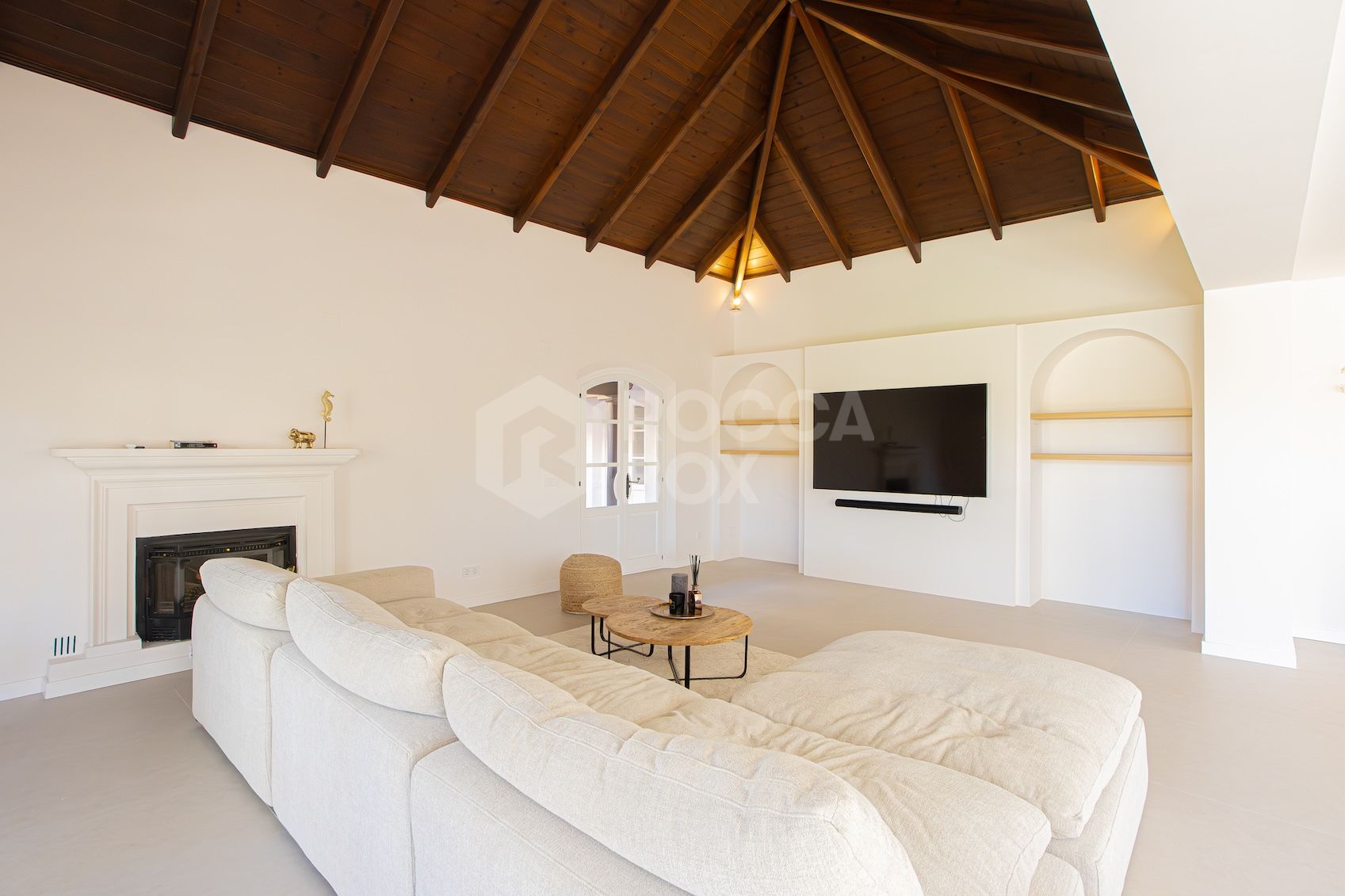 Stunning Newly Renovated 4-Bedroom Villa in El Paraiso