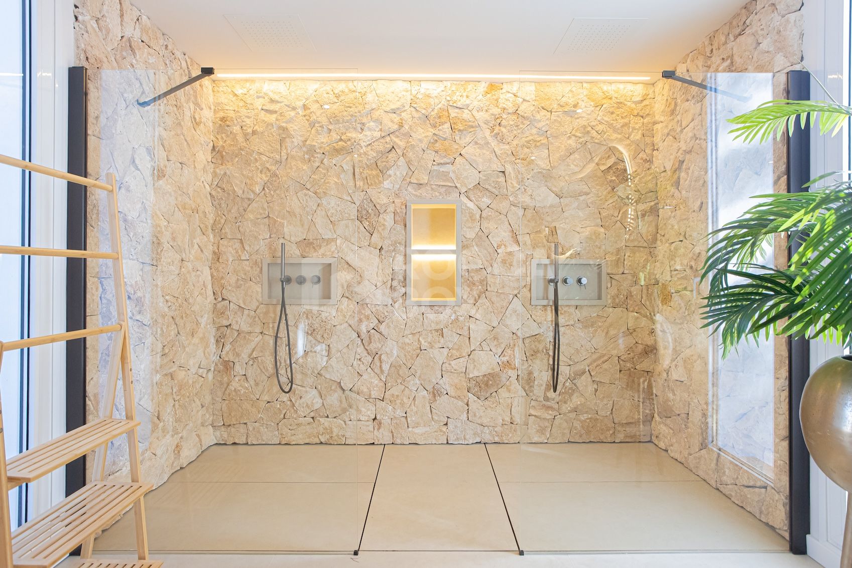 Stunning Newly Renovated 4-Bedroom Villa in El Paraiso