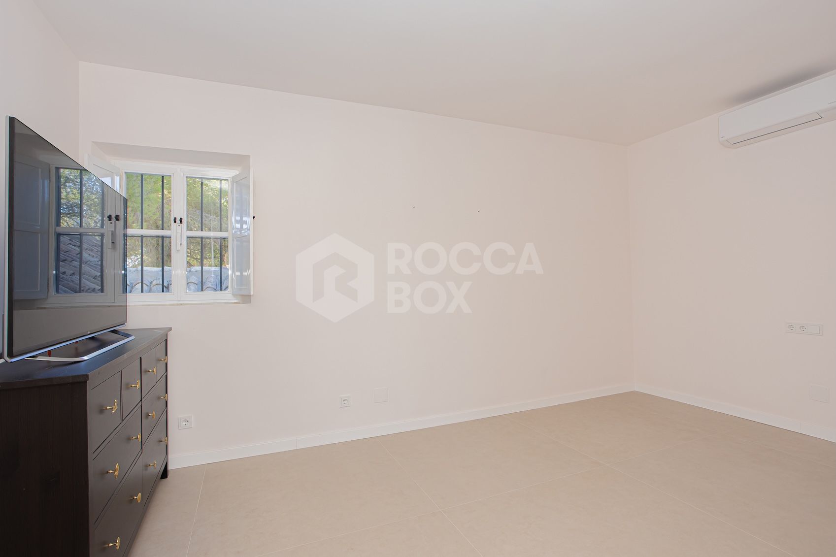 Stunning Newly Renovated 4-Bedroom Villa in El Paraiso