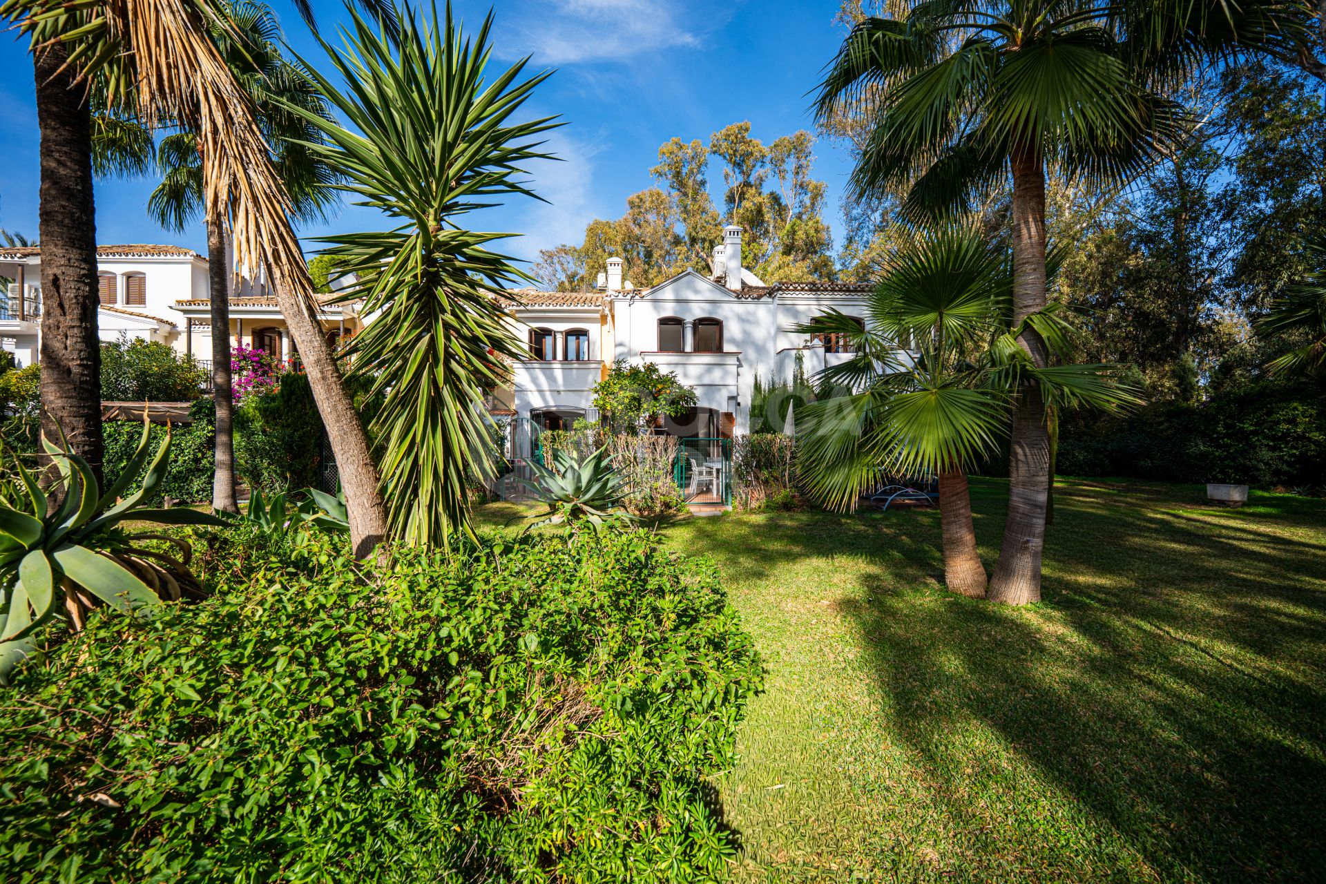 Renovated townhouse with direct private access to the beach - New Golden Mile