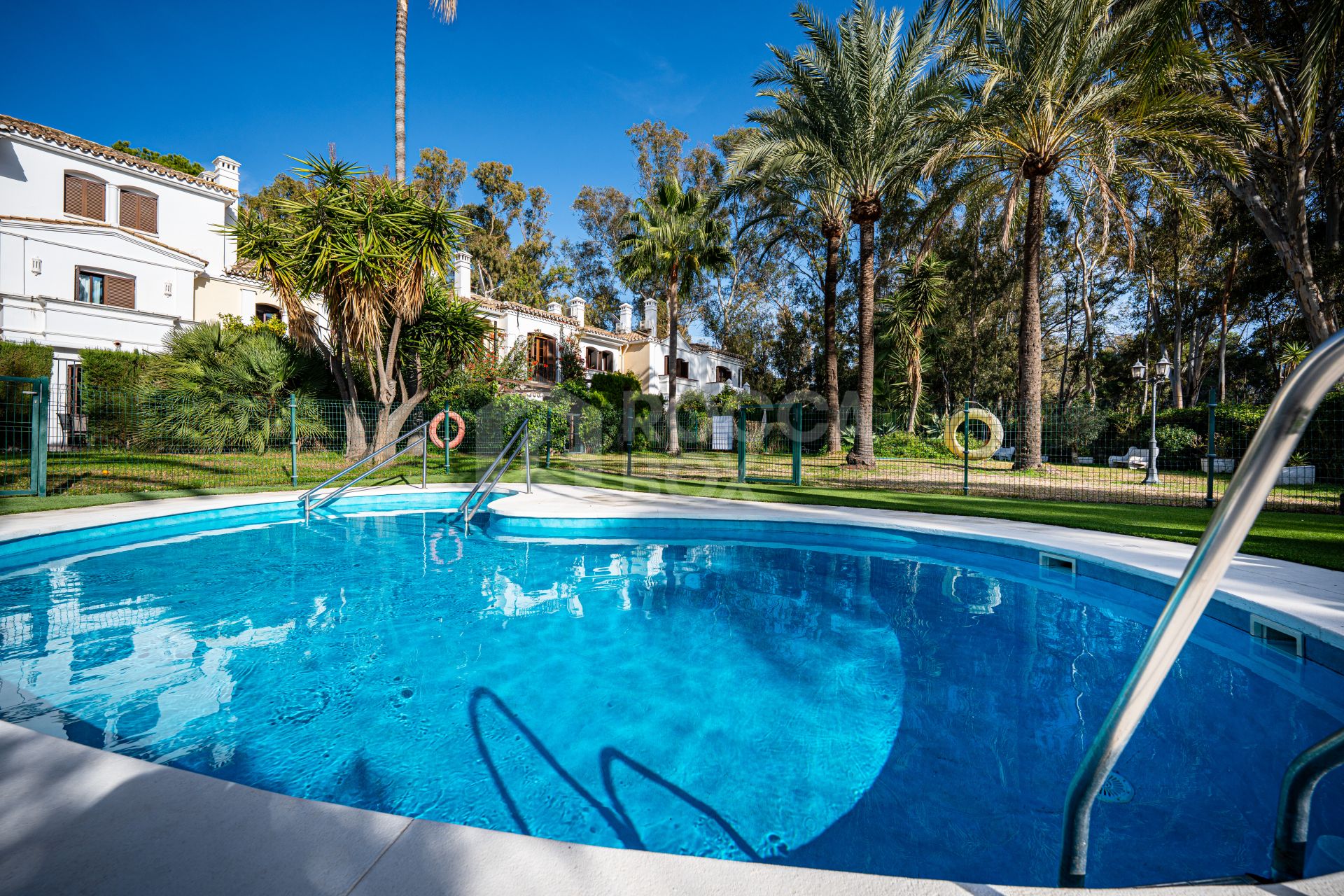 Renovated townhouse with direct private access to the beach - New Golden Mile