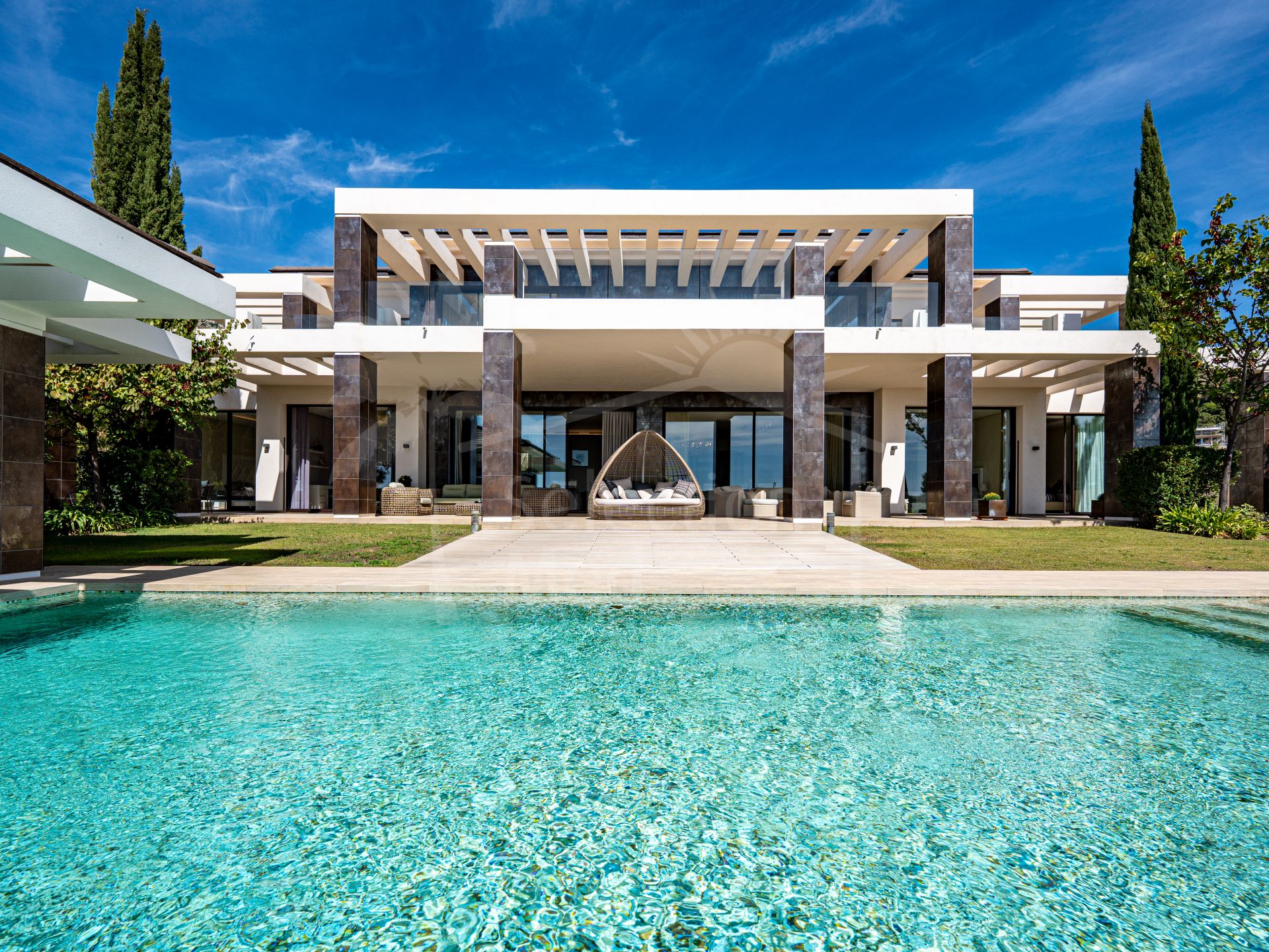 Elegante y moderna villa de lujo con vistas panorámicas al mar en La Reserva del Alcuzcuz, Benahavis