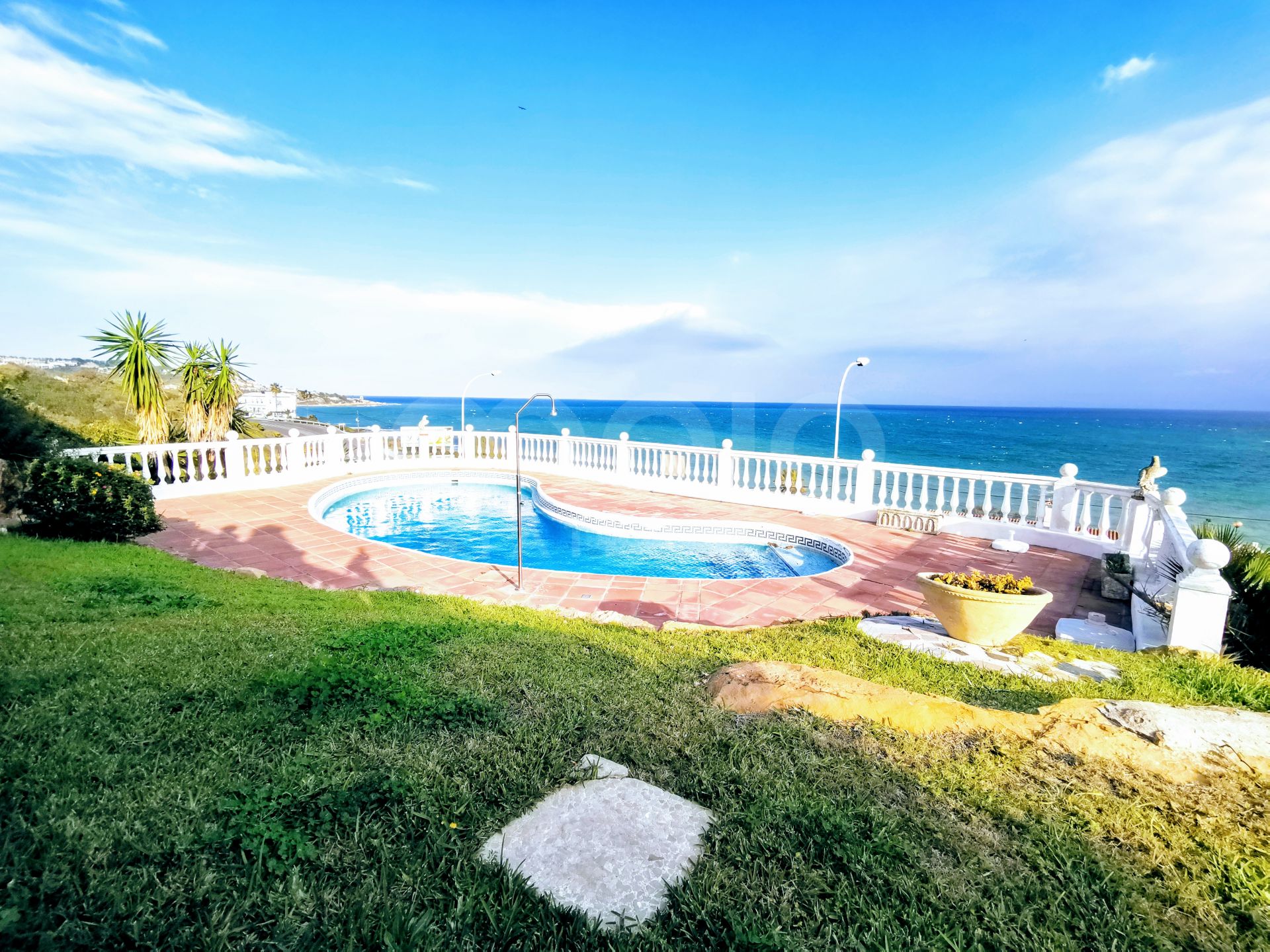 A traditional 4 bedroom villa in Torreguadiaro with panoramic Mediterranean sea views.