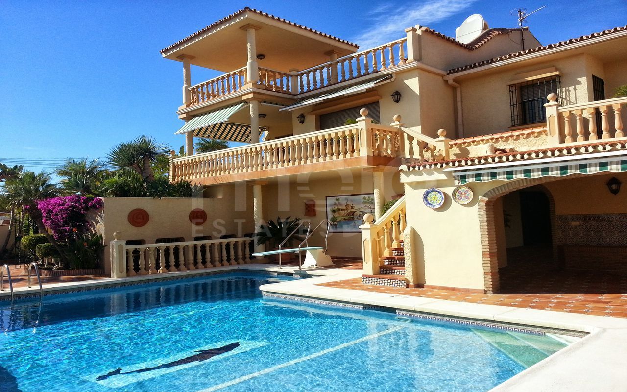 Villa in Jardin Tropical, La Duquesa for sale with stunning sea views