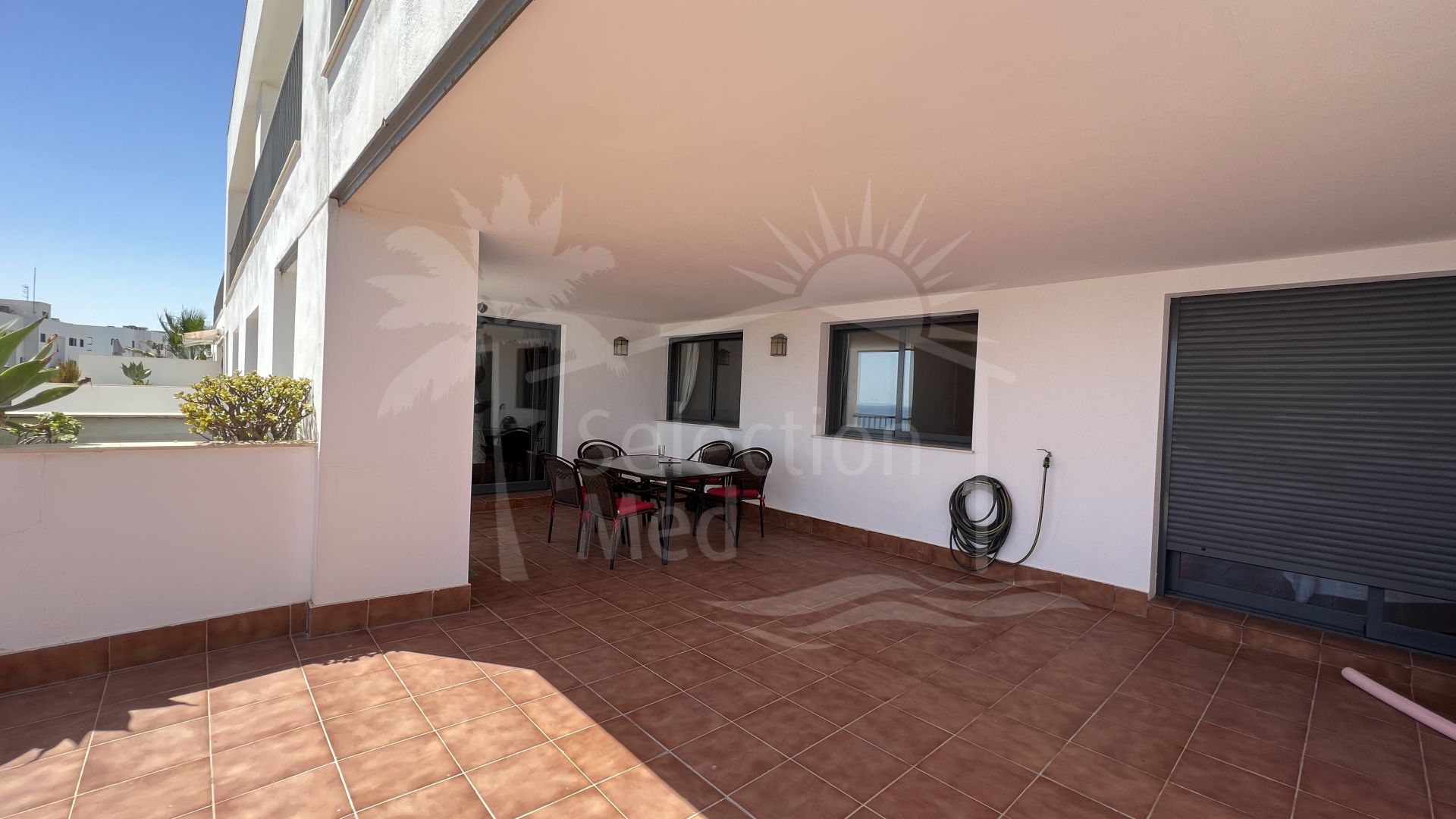 Stunning three bedroom apartment with sea views in Doña Julia, Casares