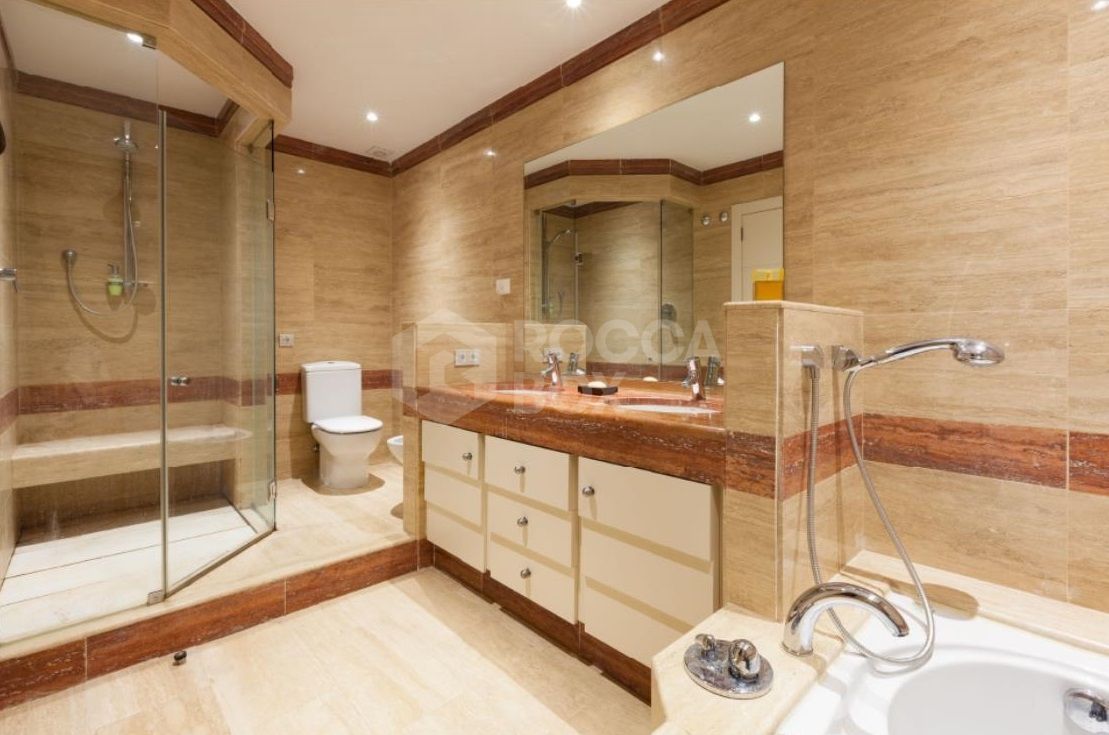 Apartment for sale in New Golden Mile, Estepona East