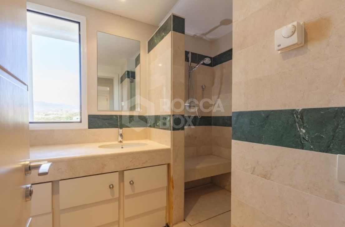 Apartment for sale in New Golden Mile, Estepona East