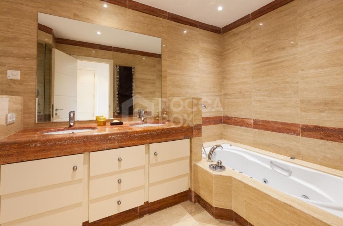 Apartment for sale in New Golden Mile, Estepona East