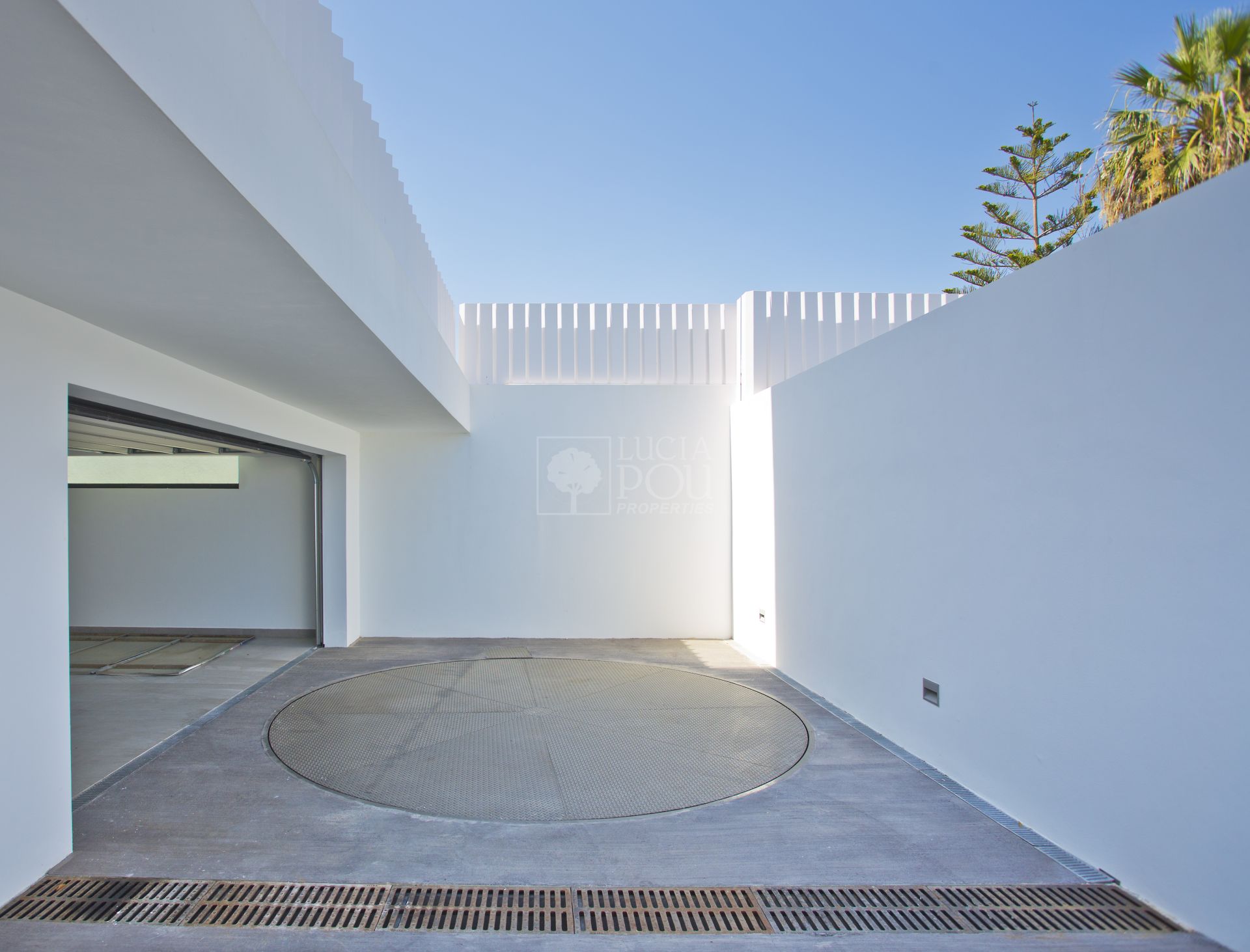 Villa  in New Golden Mile, Estepona East, Estepona