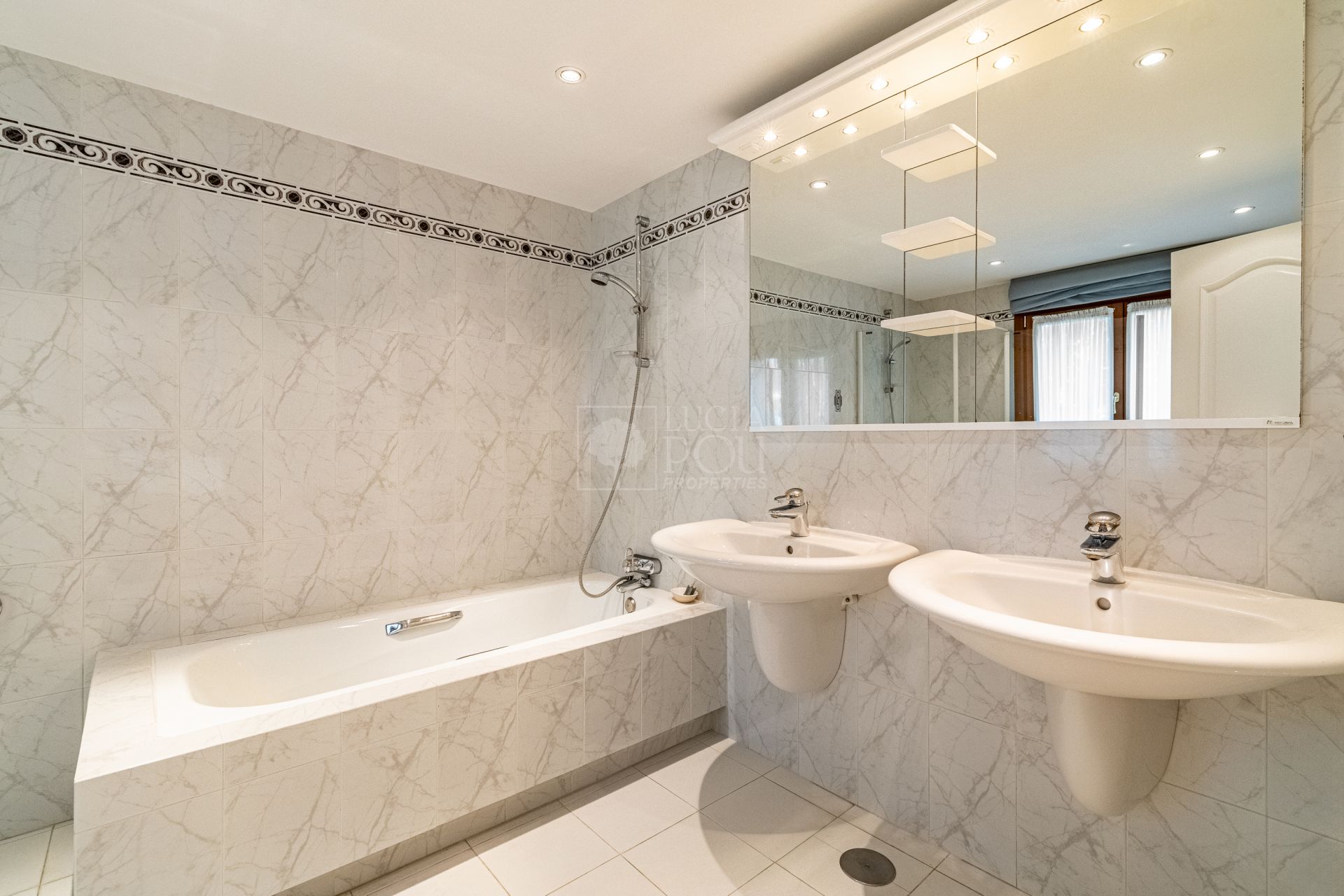 Villa  en New Golden Mile, Estepona Este, Estepona