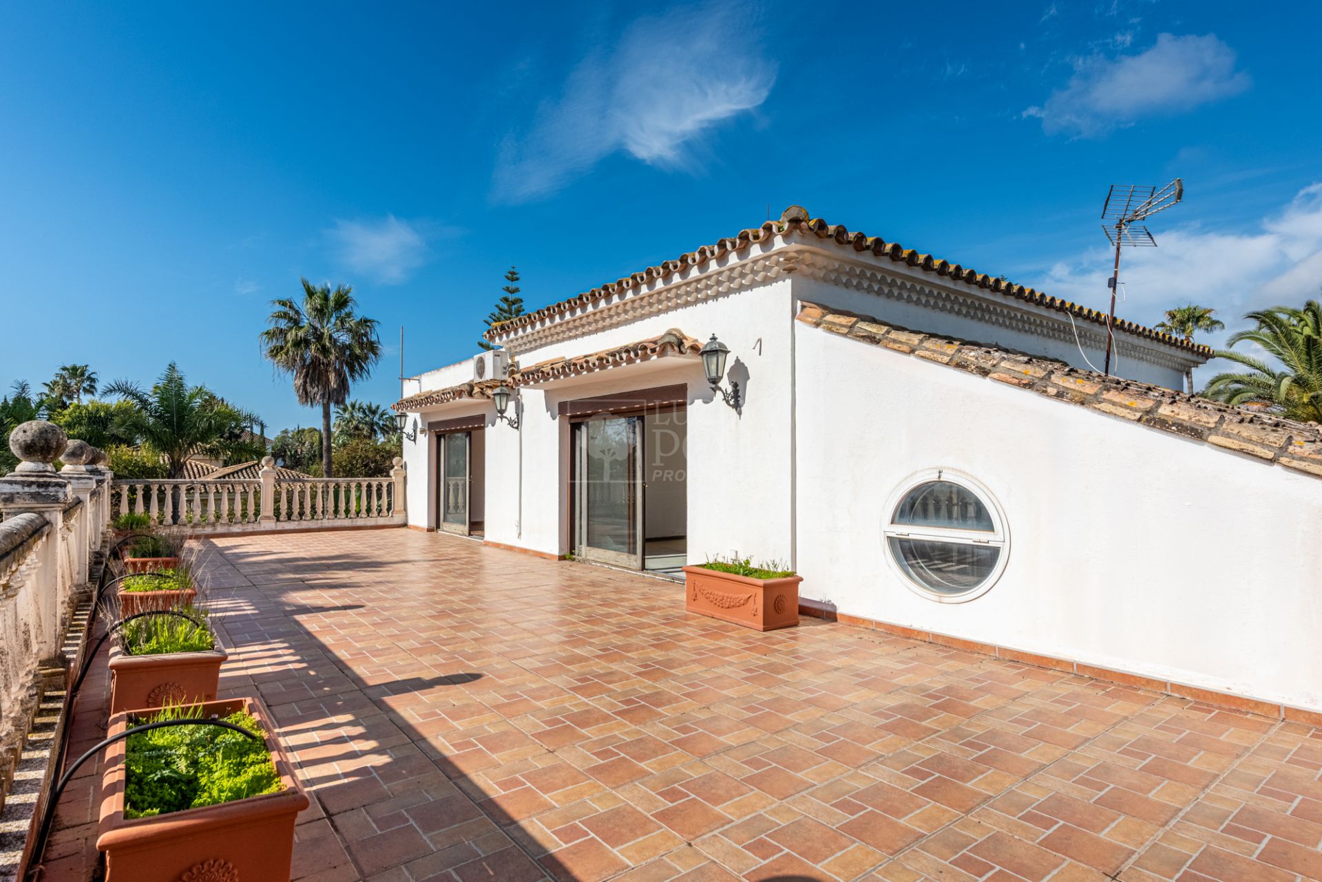 Villa  in Beach Side New Golden Mile, Estepona East, Estepona
