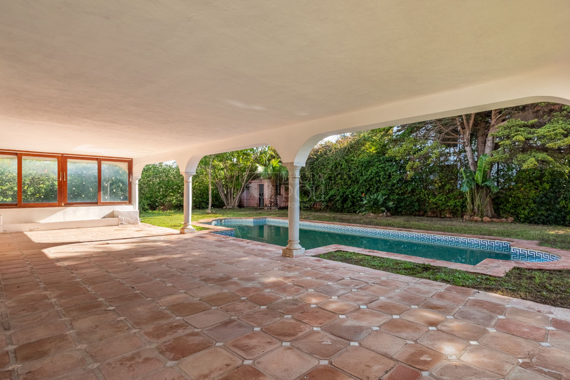 Villa  in Beach Side New Golden Mile, Estepona East, Estepona