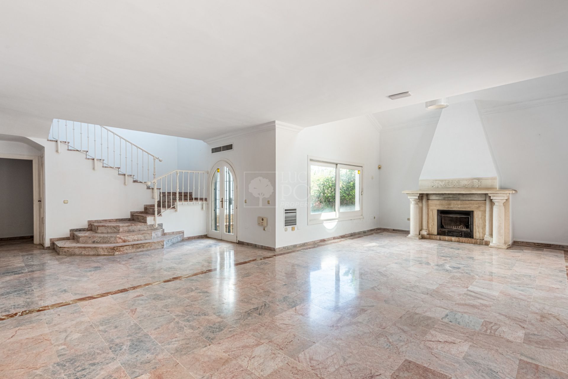 Villa  in Beach Side New Golden Mile, Estepona East, Estepona