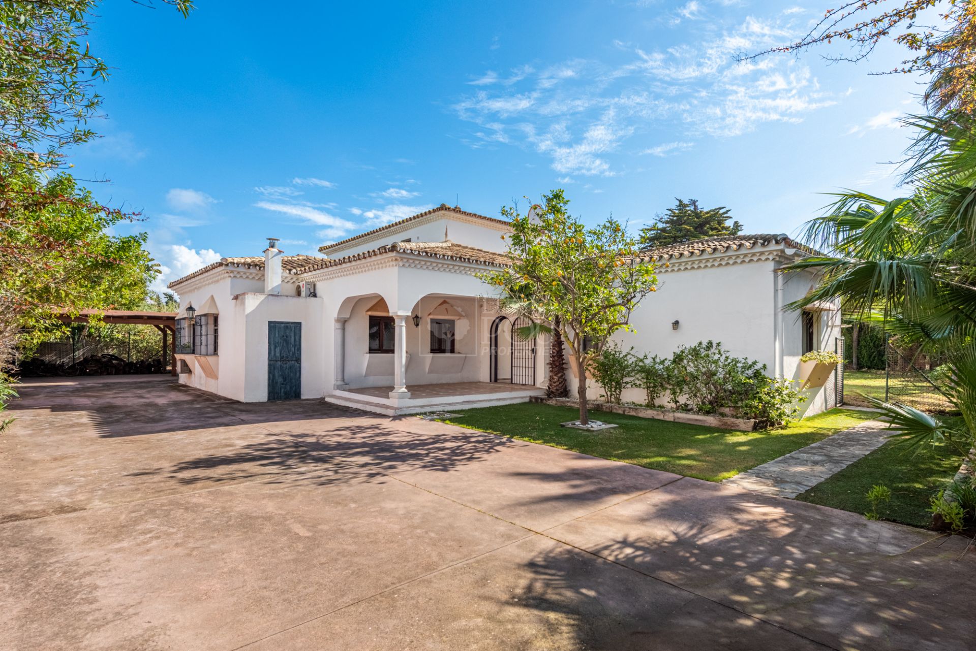 Villa  in Beach Side New Golden Mile, Estepona East, Estepona