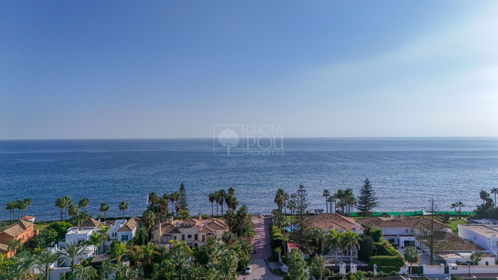 Villa  in Beach Side New Golden Mile, Estepona East, Estepona