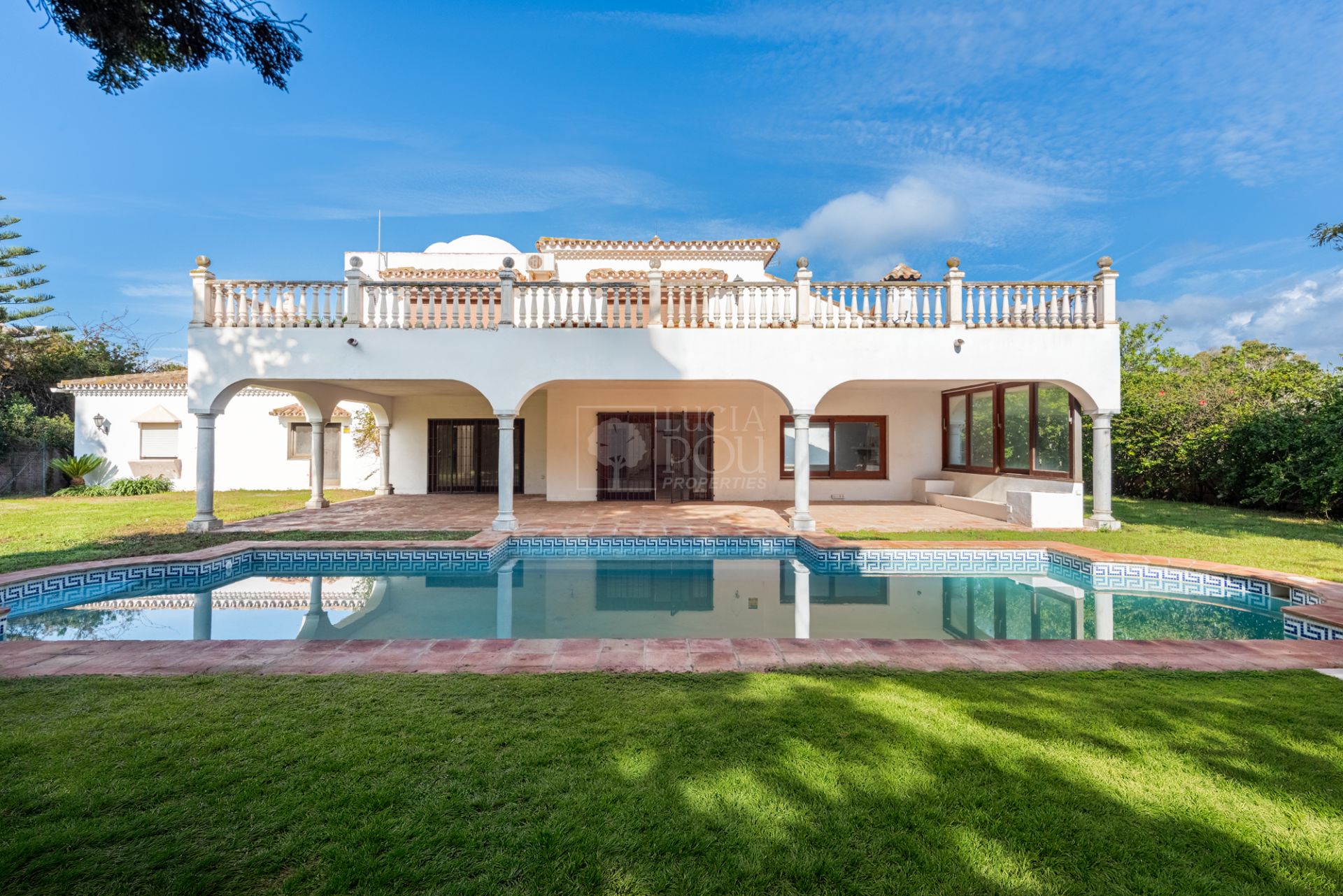 Villa  in Beach Side New Golden Mile, Estepona East, Estepona