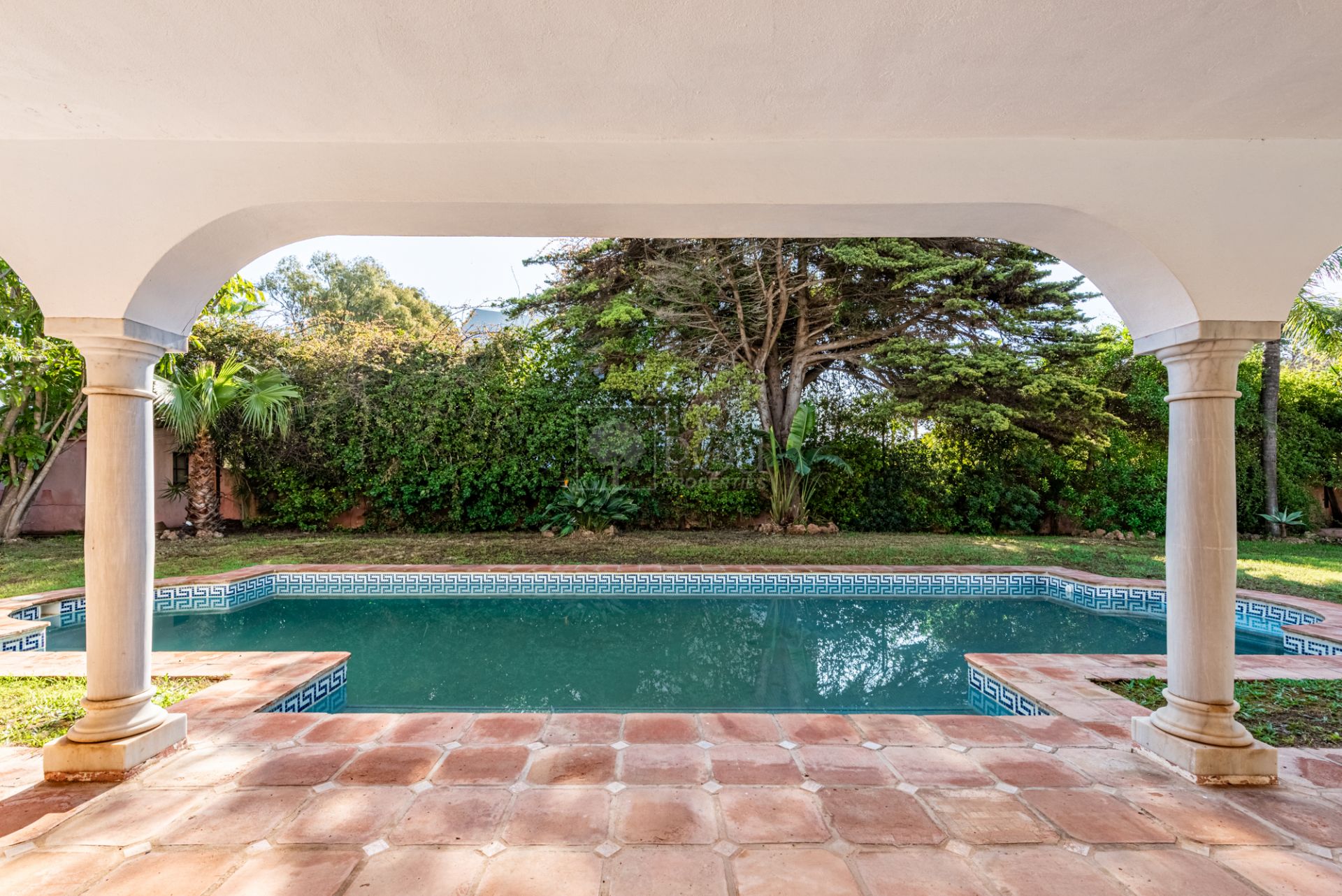 Villa  in Beach Side New Golden Mile, Estepona East, Estepona