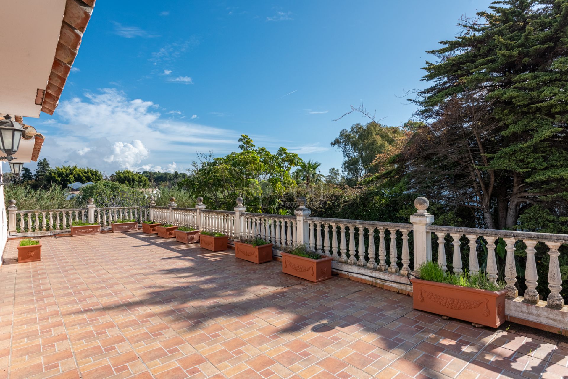 Villa  in Beach Side New Golden Mile, Estepona East, Estepona