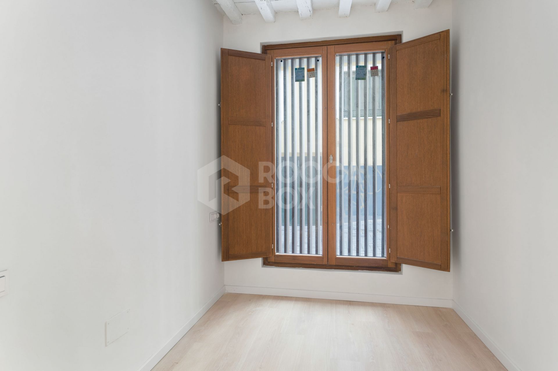 Luxury ground floor apartment in historic building with 2 private patios on a quiet street in the historical quarters of Malaga City.