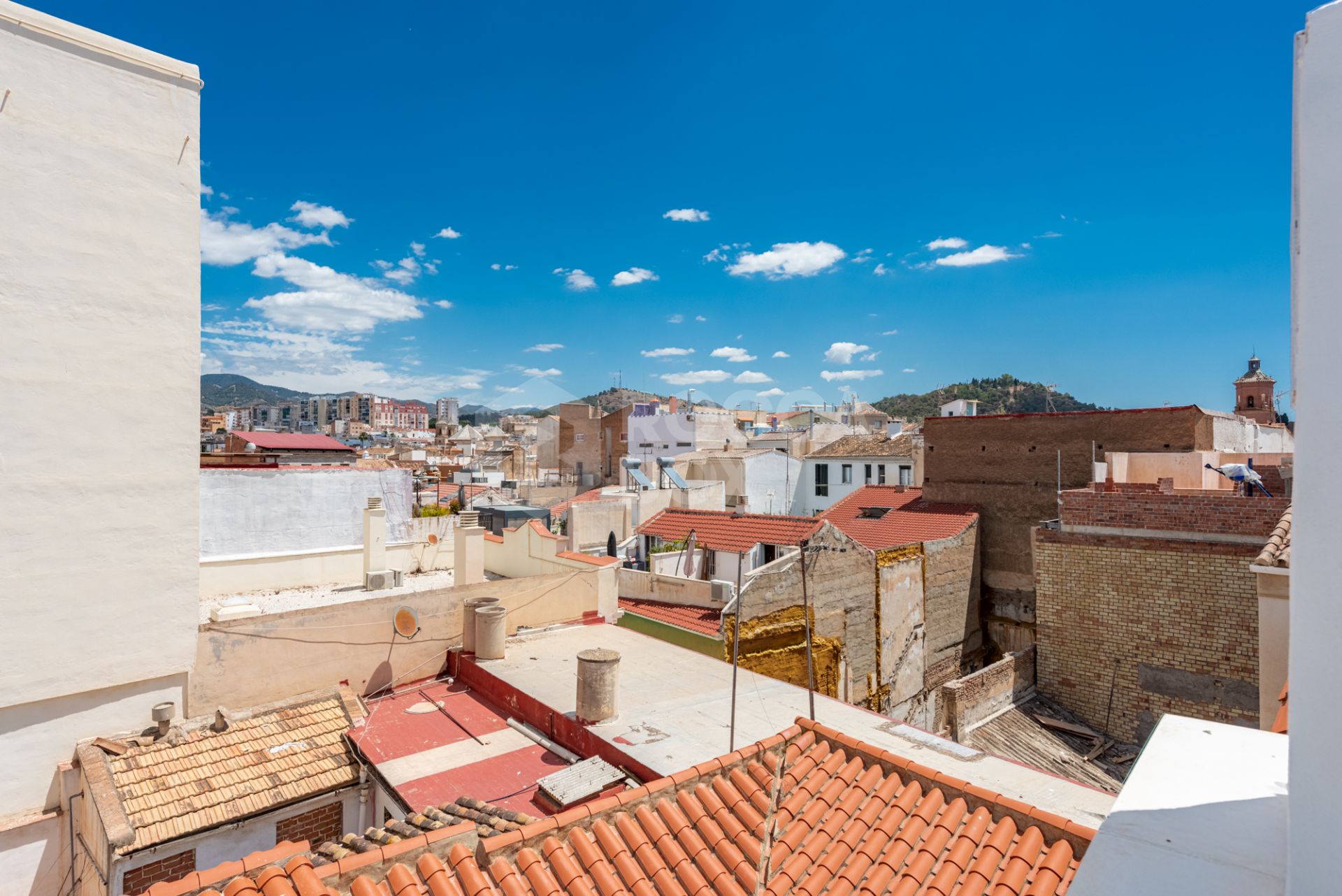 Luxury duplex penthouse in Historic Building with privat roof terraces on a quiet street in the historical quarters of Malaga City