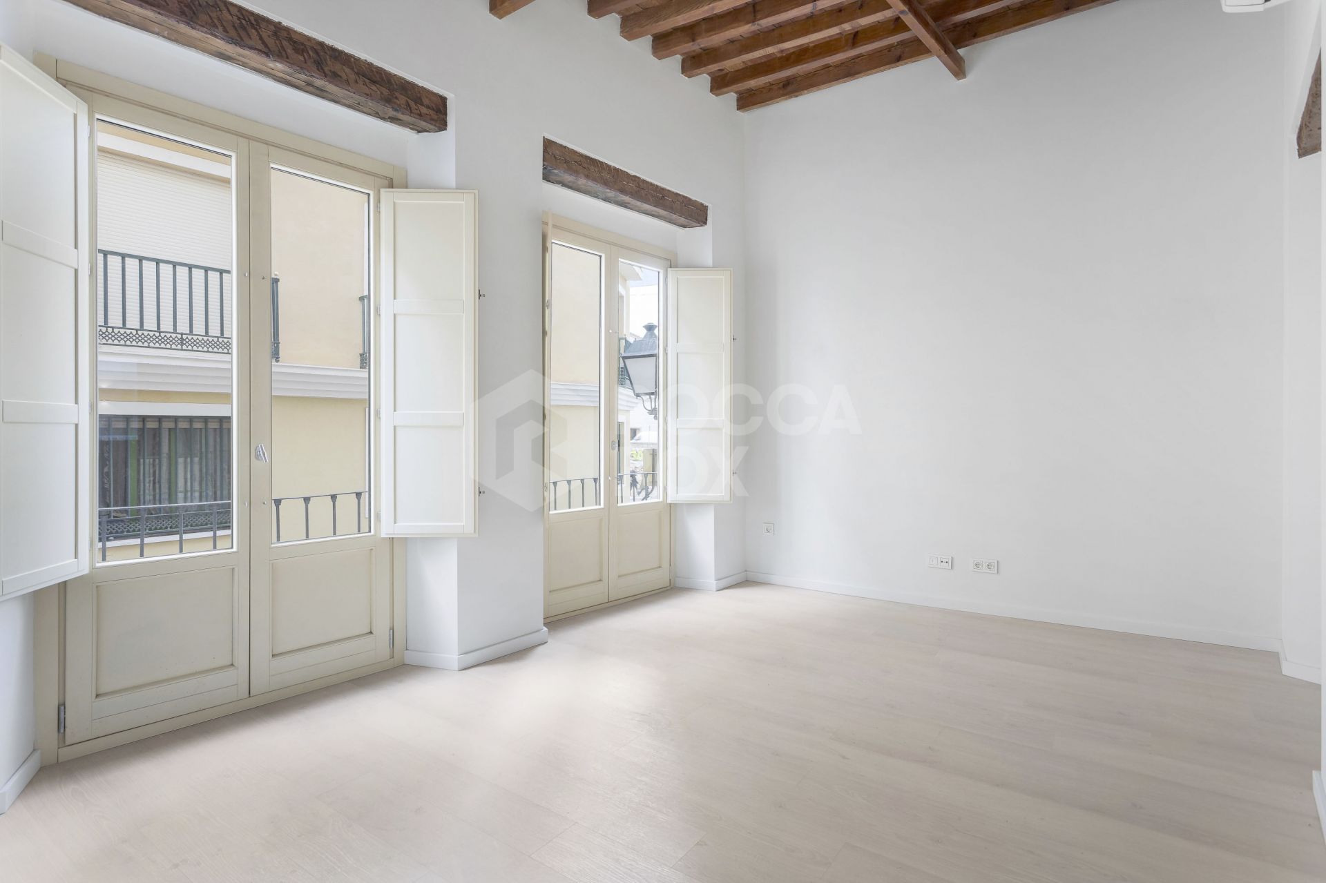 Luxury middle floor apartment in historic building with privat roof terraces on a quiet street in the historical quarters of Malaga City